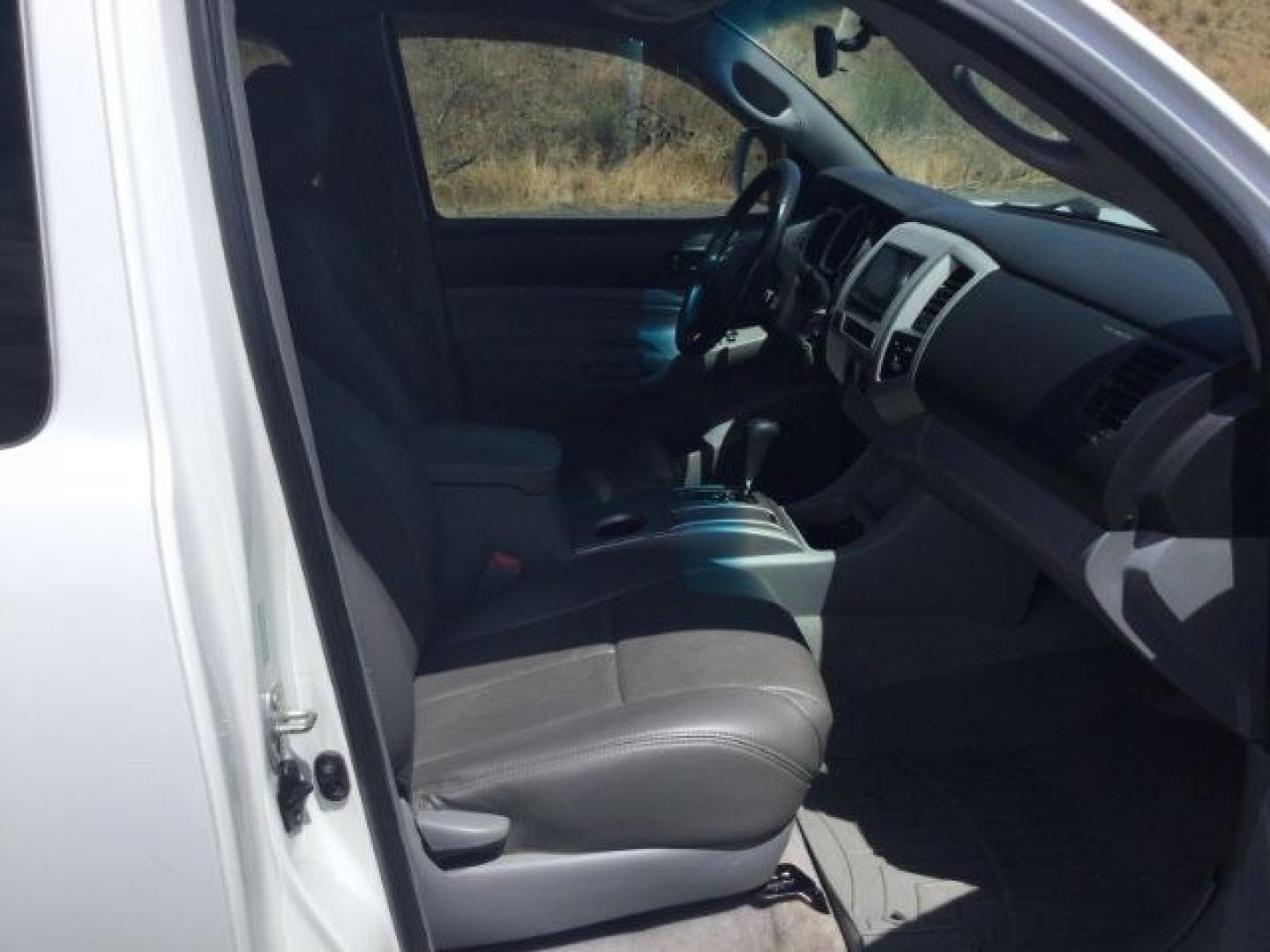 2008 Super White /Graphite Toyota Tacoma Base V6 (5TEUU42N78Z) with an 4L V-6 DOHC engine, 5-Speed Automatic transmission, located at 1801 Main Street, Lewiston, 83501, (208) 743-9371, 46.417065, -117.004799- Photo#4