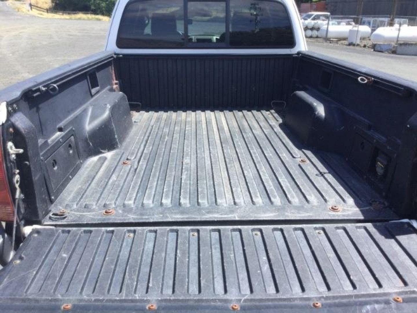 2008 Super White /Graphite Toyota Tacoma Base V6 (5TEUU42N78Z) with an 4L V-6 DOHC engine, 5-Speed Automatic transmission, located at 1801 Main Street, Lewiston, 83501, (208) 743-9371, 46.417065, -117.004799- Photo#10