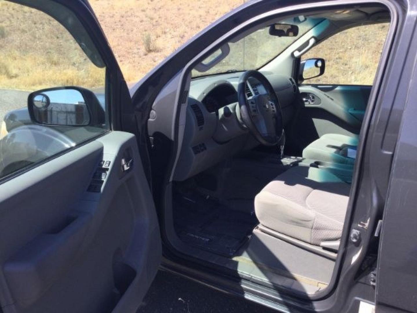 2014 Night Armor /Steel Nissan Frontier SV (1N6AD0EV9EN) with an VQ 4L V-6 DOHC engine, 5-Speed Automatic transmission, located at 1801 Main Street, Lewiston, 83501, (208) 743-9371, 46.417065, -117.004799- Photo#3