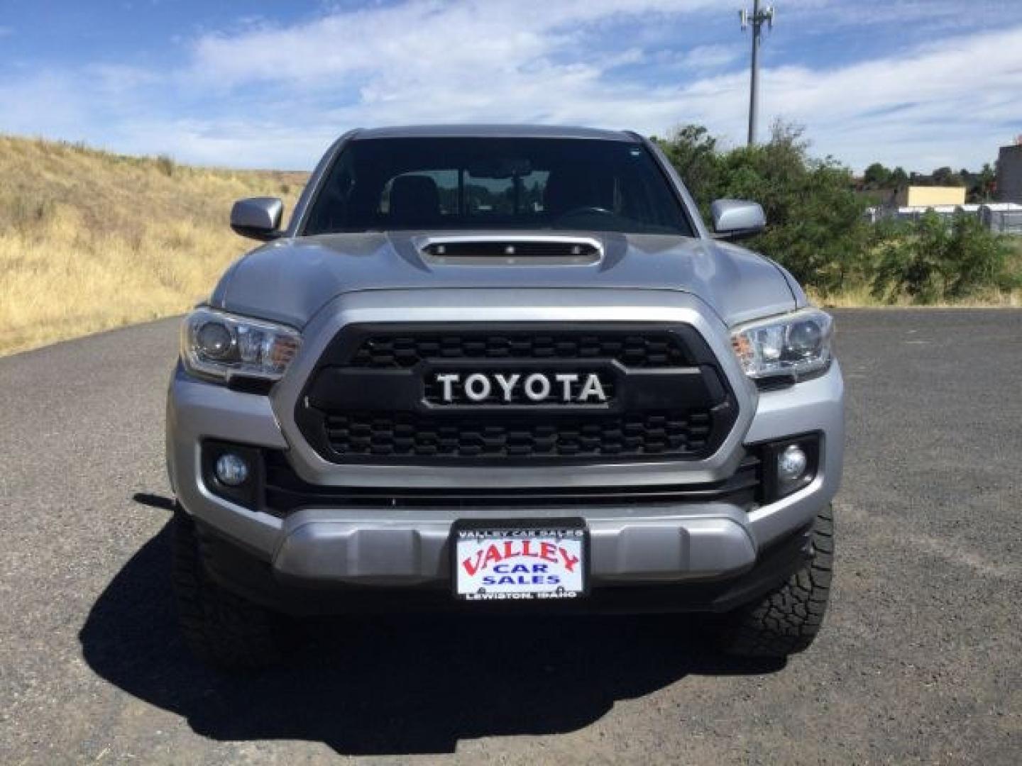 2016 Silver Sky Metallic /Graphite w/Gun Metal Toyota Tacoma TRD Sport Crew Cab 5.5ft bed (3TMCZ5AN4GM) with an 3.5L V-6 port/direct injection engine, 6-Speed Automatic transmission, located at 1801 Main Street, Lewiston, 83501, (208) 743-9371, 46.417065, -117.004799- Photo#8