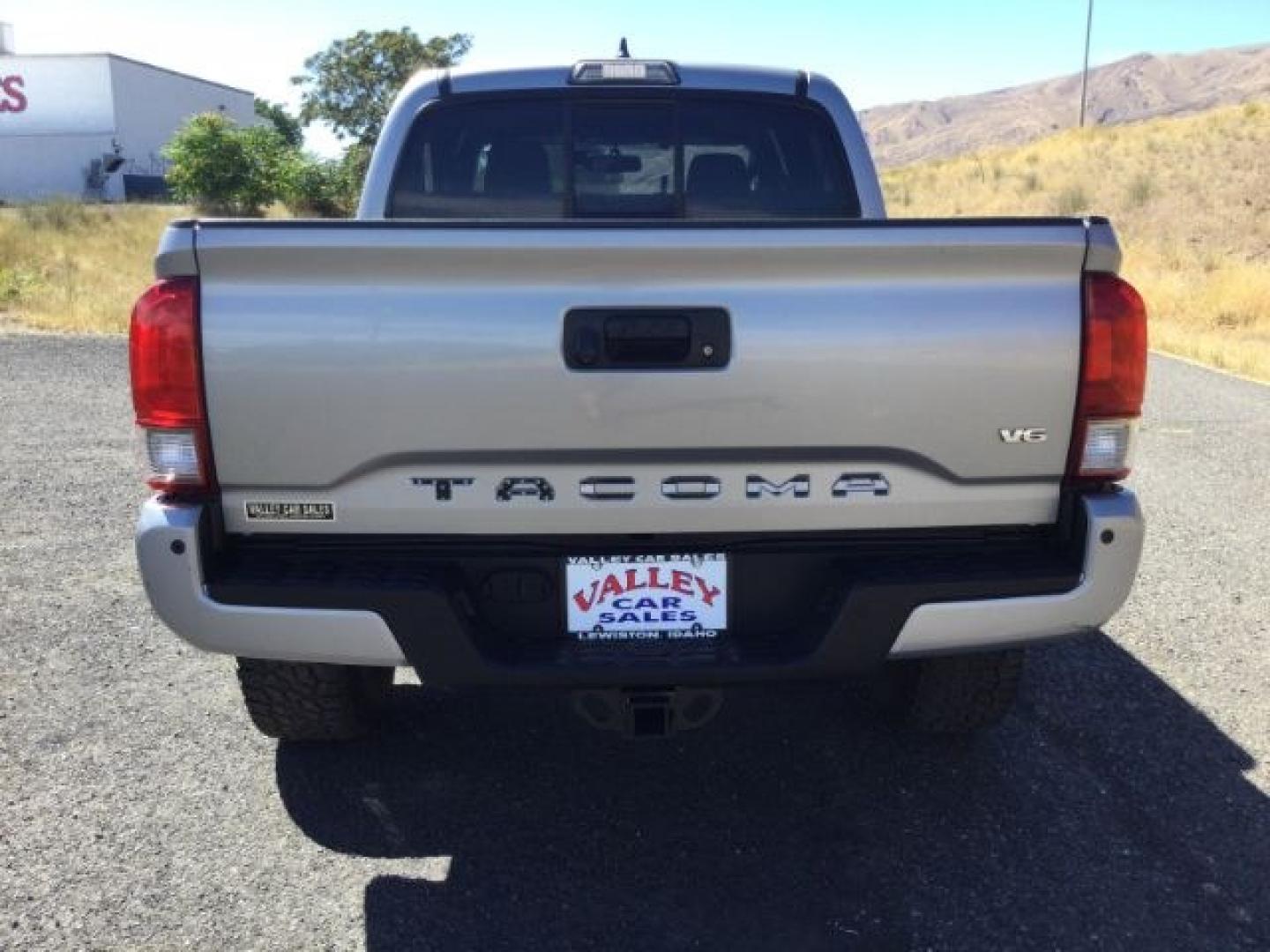 2016 Silver Sky Metallic /Graphite w/Gun Metal Toyota Tacoma TRD Sport Crew Cab 5.5ft bed (3TMCZ5AN4GM) with an 3.5L V-6 port/direct injection engine, 6-Speed Automatic transmission, located at 1801 Main Street, Lewiston, 83501, (208) 743-9371, 46.417065, -117.004799- Photo#11