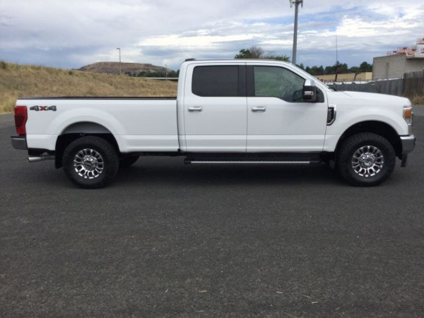 2020 Oxford White /Medium Earth Gray Ford F-350 XLT (1FT8W3B64LE) with an 6.2L V-8 variable valve control engine, 10 speed automatic transmission, located at 1801 Main Street, Lewiston, 83501, (208) 743-9371, 46.417065, -117.004799- Photo#1