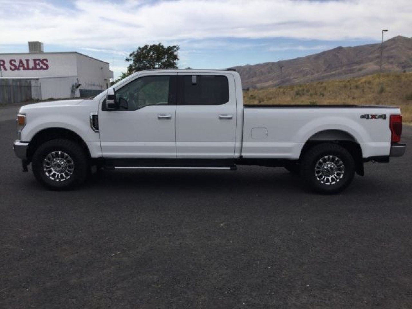 2020 Oxford White /Medium Earth Gray Ford F-350 XLT (1FT8W3B64LE) with an 6.2L V-8 variable valve control engine, 10 speed automatic transmission, located at 1801 Main Street, Lewiston, 83501, (208) 743-9371, 46.417065, -117.004799- Photo#2