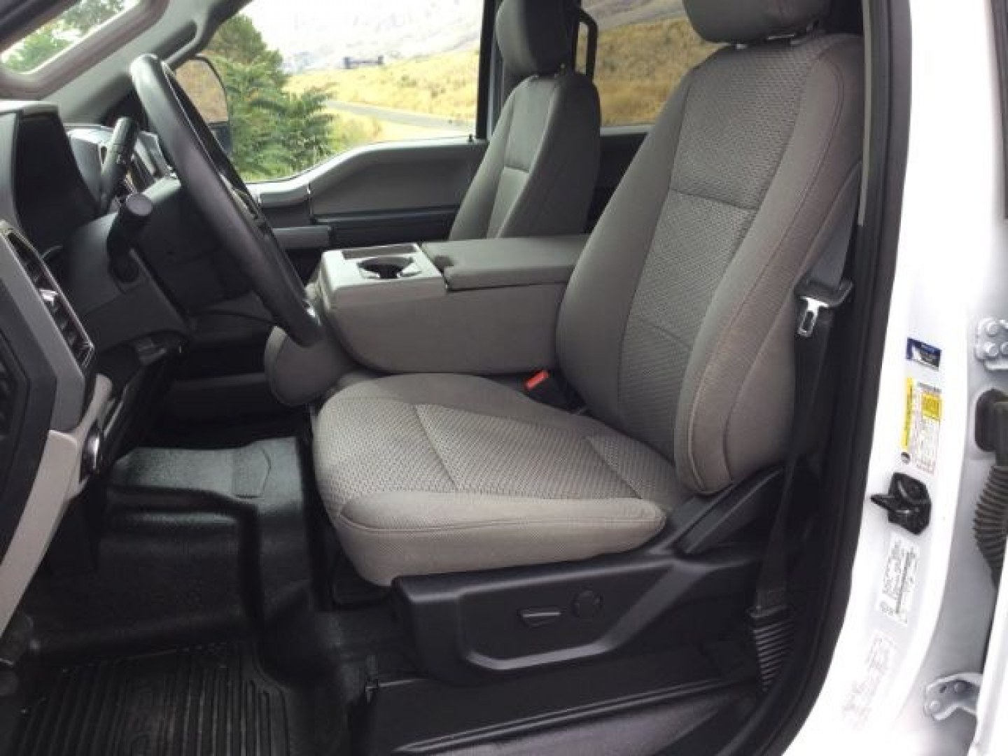 2020 Oxford White /Medium Earth Gray Ford F-350 XLT (1FT8W3B64LE) with an 6.2L V-8 variable valve control engine, 10 speed automatic transmission, located at 1801 Main Street, Lewiston, 83501, (208) 743-9371, 46.417065, -117.004799- Photo#4