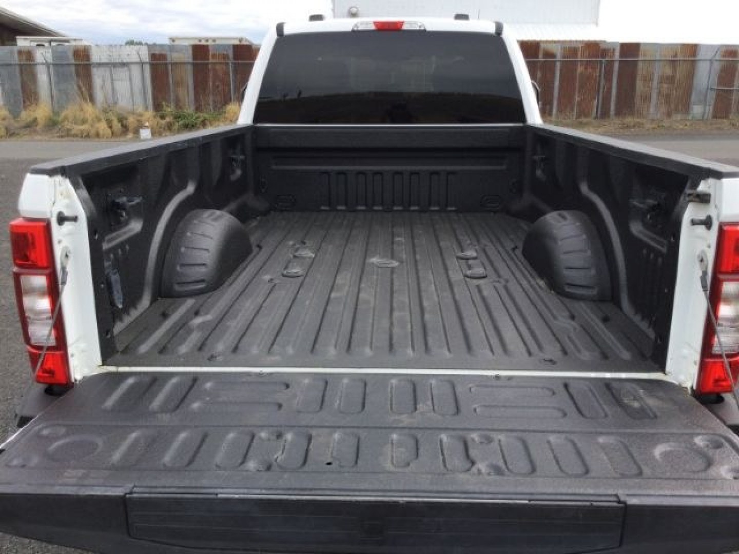 2020 Oxford White /Medium Earth Gray Ford F-350 XLT (1FT8W3B64LE) with an 6.2L V-8 variable valve control engine, 10 speed automatic transmission, located at 1801 Main Street, Lewiston, 83501, (208) 743-9371, 46.417065, -117.004799- Photo#8