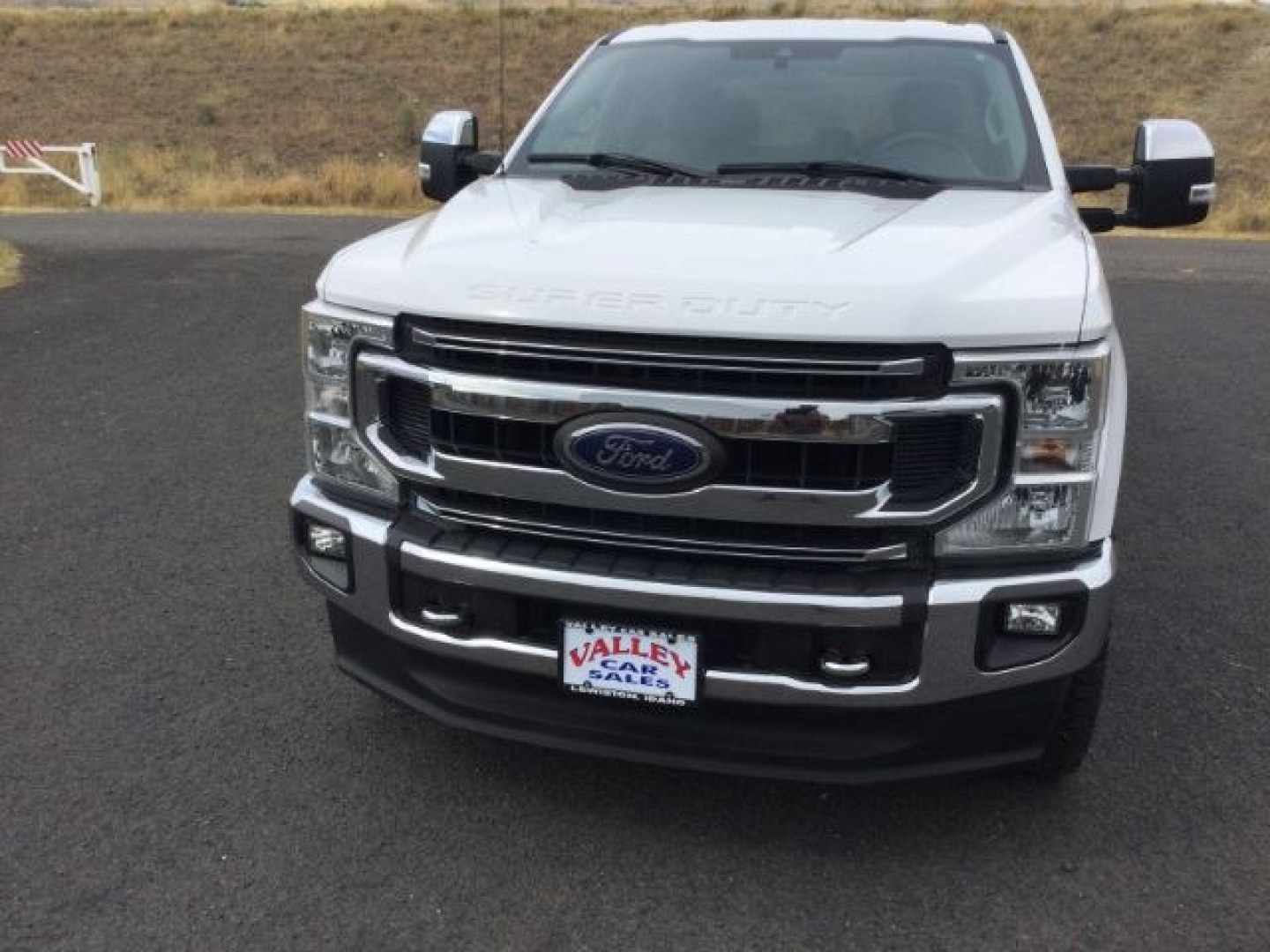 2020 Oxford White /Medium Earth Gray Ford F-350 XLT (1FT8W3B64LE) with an 6.2L V-8 variable valve control engine, 10 speed automatic transmission, located at 1801 Main Street, Lewiston, 83501, (208) 743-9371, 46.417065, -117.004799- Photo#12