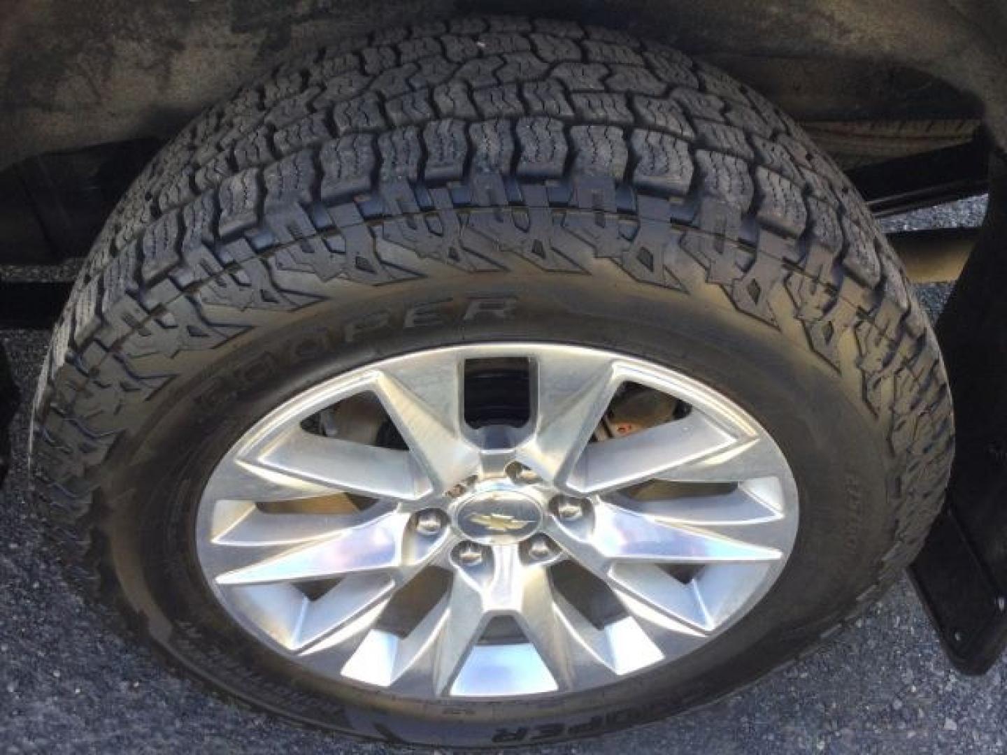 2020 Silver Ice Metallic /Jet Black Chevrolet Silverado 1500 LTZ (1GCUYGED0LZ) with an EcoTec3 5.3L V-8 gasoline direct injection engine, 8-Speed Automatic transmission, located at 1801 Main Street, Lewiston, 83501, (208) 743-9371, 46.417065, -117.004799- Photo#18