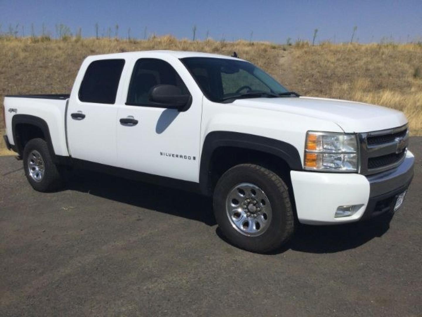 2008 Summit White /Black Cloth Chevrolet Silverado 1500 LT1 Crew Cab 4WD (2GCEK133981) with an 5.3L V8 OHV 16V FFV engine, 4-Speed Automatic transmission, located at 1801 Main Street, Lewiston, 83501, (208) 743-9371, 46.417065, -117.004799- Photo#0