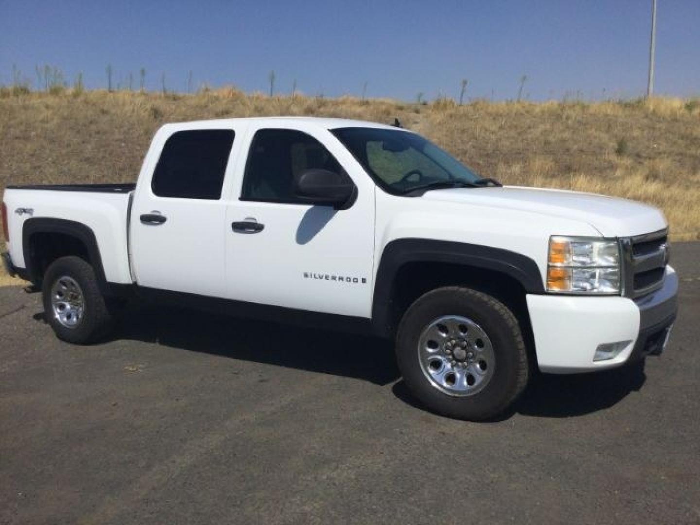 2008 Summit White /Black Cloth Chevrolet Silverado 1500 LT1 Crew Cab 4WD (2GCEK133981) with an 5.3L V8 OHV 16V FFV engine, 4-Speed Automatic transmission, located at 1801 Main Street, Lewiston, 83501, (208) 743-9371, 46.417065, -117.004799- Photo#1