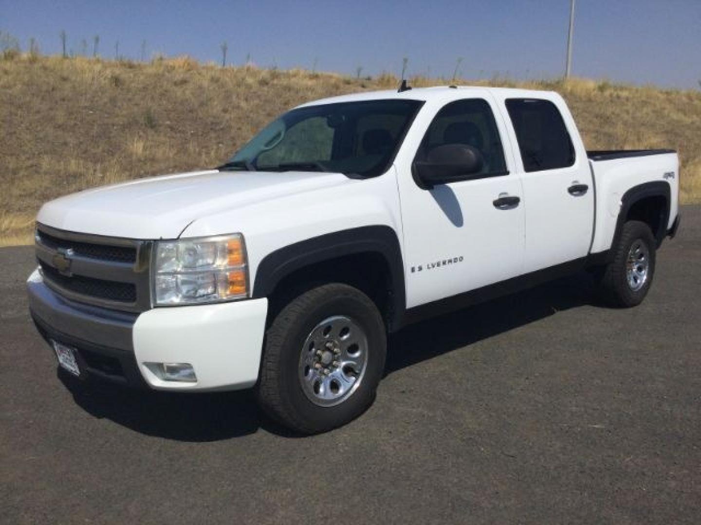 2008 Summit White /Black Cloth Chevrolet Silverado 1500 LT1 Crew Cab 4WD (2GCEK133981) with an 5.3L V8 OHV 16V FFV engine, 4-Speed Automatic transmission, located at 1801 Main Street, Lewiston, 83501, (208) 743-9371, 46.417065, -117.004799- Photo#2