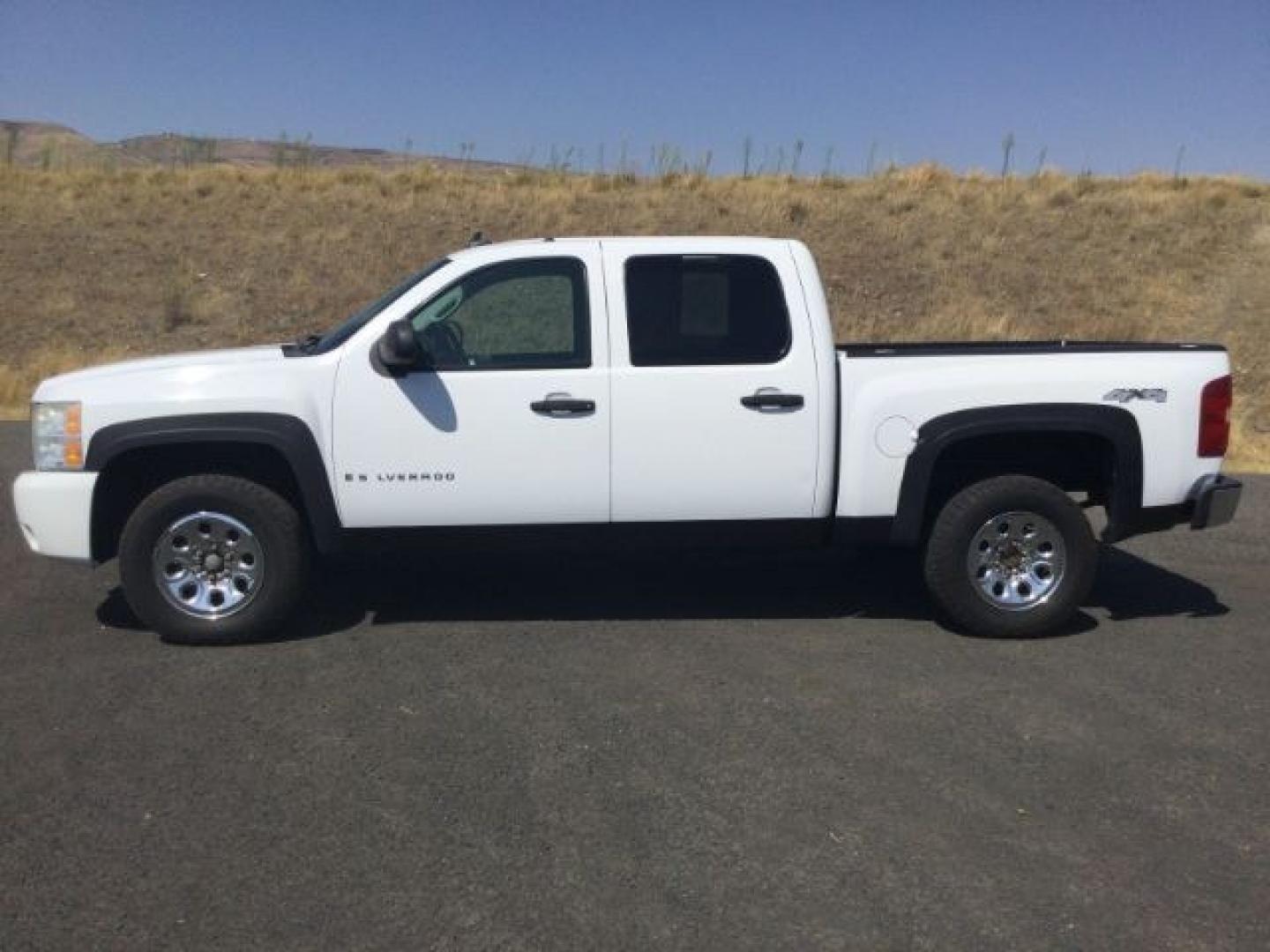2008 Summit White /Black Cloth Chevrolet Silverado 1500 LT1 Crew Cab 4WD (2GCEK133981) with an 5.3L V8 OHV 16V FFV engine, 4-Speed Automatic transmission, located at 1801 Main Street, Lewiston, 83501, (208) 743-9371, 46.417065, -117.004799- Photo#3