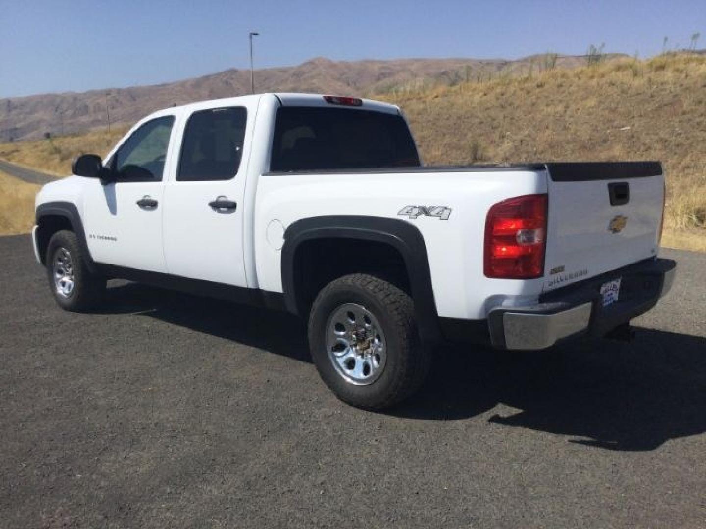 2008 Summit White /Black Cloth Chevrolet Silverado 1500 LT1 Crew Cab 4WD (2GCEK133981) with an 5.3L V8 OHV 16V FFV engine, 4-Speed Automatic transmission, located at 1801 Main Street, Lewiston, 83501, (208) 743-9371, 46.417065, -117.004799- Photo#4