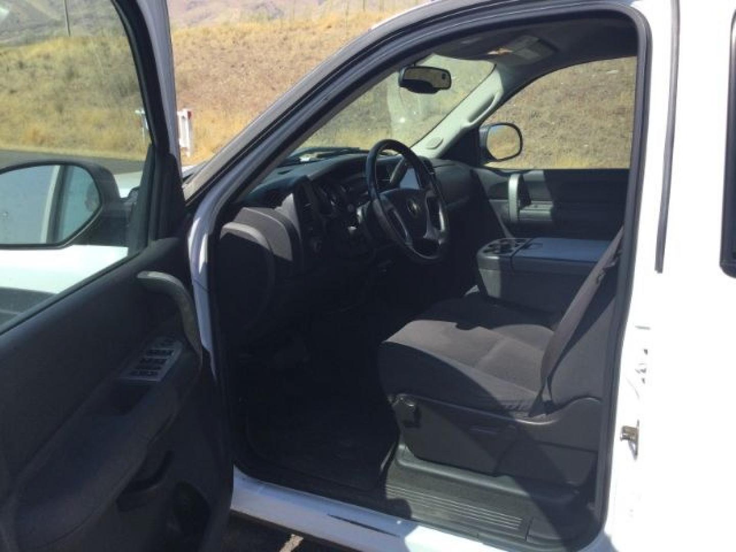 2008 Summit White /Black Cloth Chevrolet Silverado 1500 LT1 Crew Cab 4WD (2GCEK133981) with an 5.3L V8 OHV 16V FFV engine, 4-Speed Automatic transmission, located at 1801 Main Street, Lewiston, 83501, (208) 743-9371, 46.417065, -117.004799- Photo#5