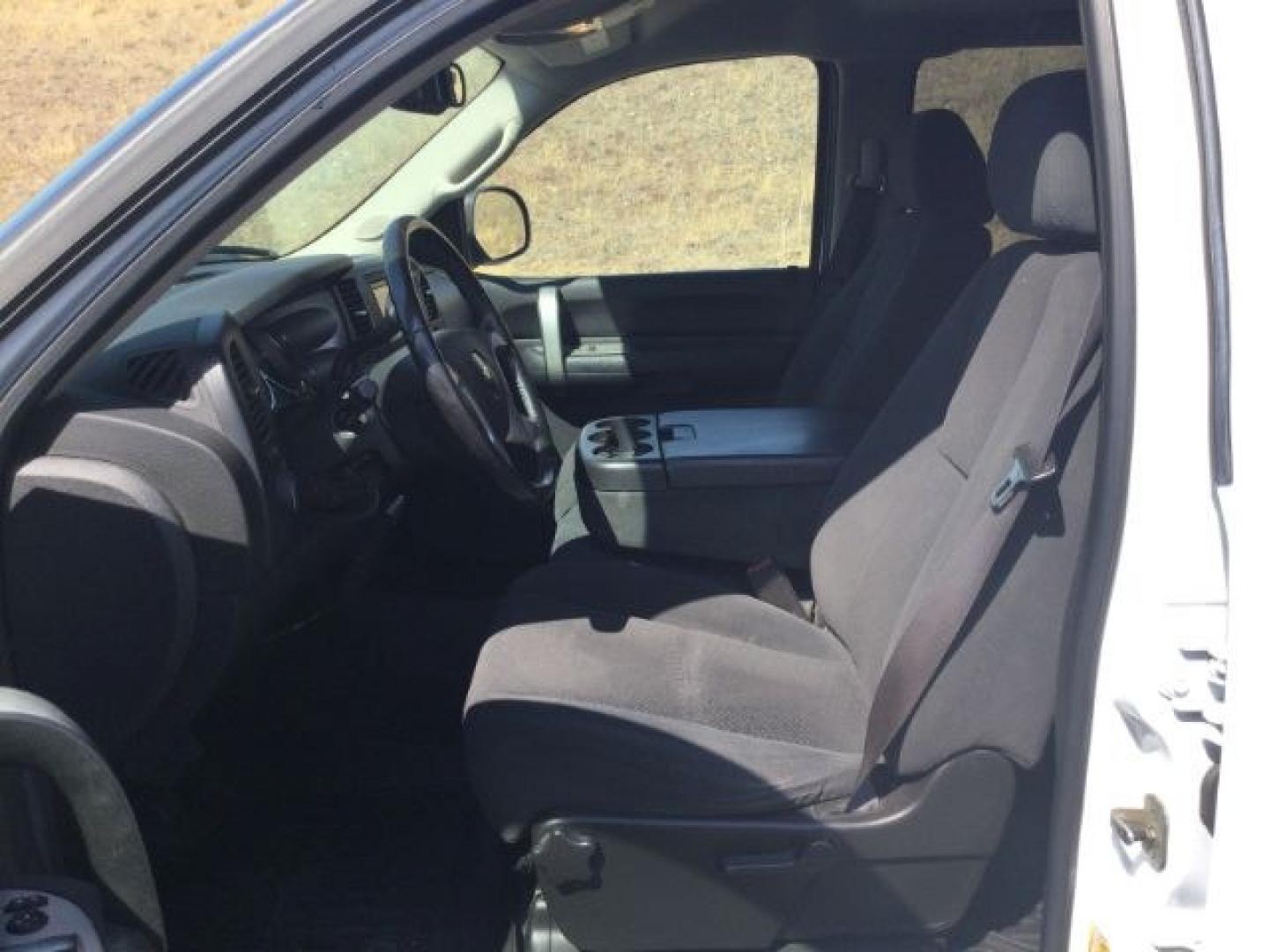 2008 Summit White /Black Cloth Chevrolet Silverado 1500 LT1 Crew Cab 4WD (2GCEK133981) with an 5.3L V8 OHV 16V FFV engine, 4-Speed Automatic transmission, located at 1801 Main Street, Lewiston, 83501, (208) 743-9371, 46.417065, -117.004799- Photo#6