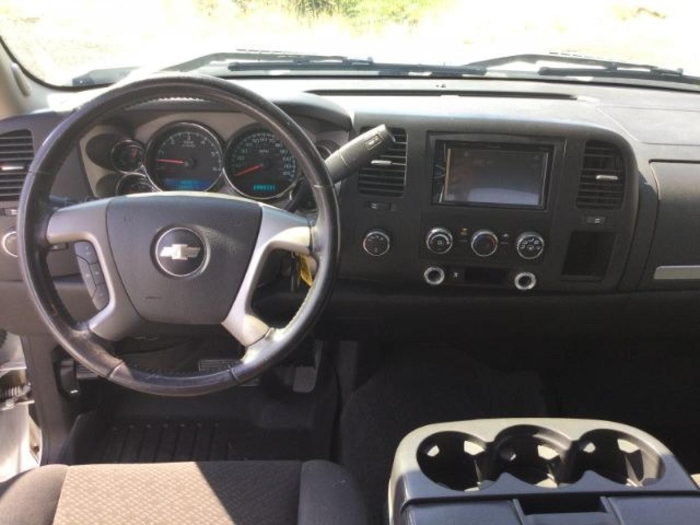 2008 Summit White /Black Cloth Chevrolet Silverado 1500 LT1 Crew Cab 4WD (2GCEK133981) with an 5.3L V8 OHV 16V FFV engine, 4-Speed Automatic transmission, located at 1801 Main Street, Lewiston, 83501, (208) 743-9371, 46.417065, -117.004799- Photo#7