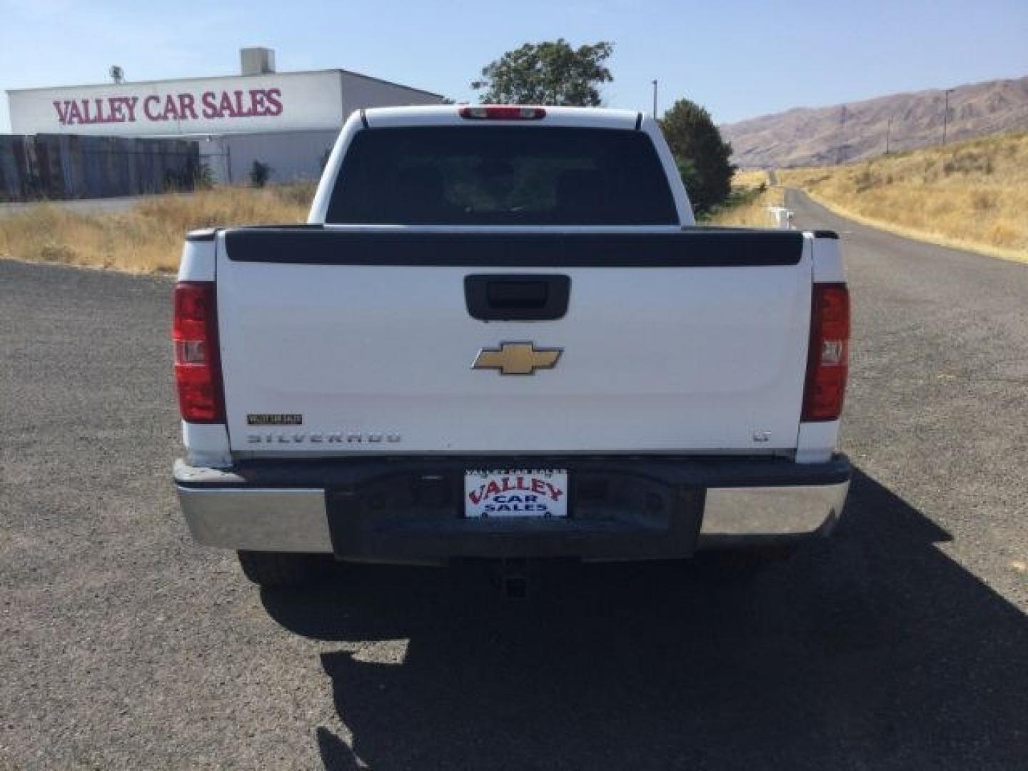 2008 Summit White /Black Cloth Chevrolet Silverado 1500 LT1 Crew Cab 4WD (2GCEK133981) with an 5.3L V8 OHV 16V FFV engine, 4-Speed Automatic transmission, located at 1801 Main Street, Lewiston, 83501, (208) 743-9371, 46.417065, -117.004799- Photo#8