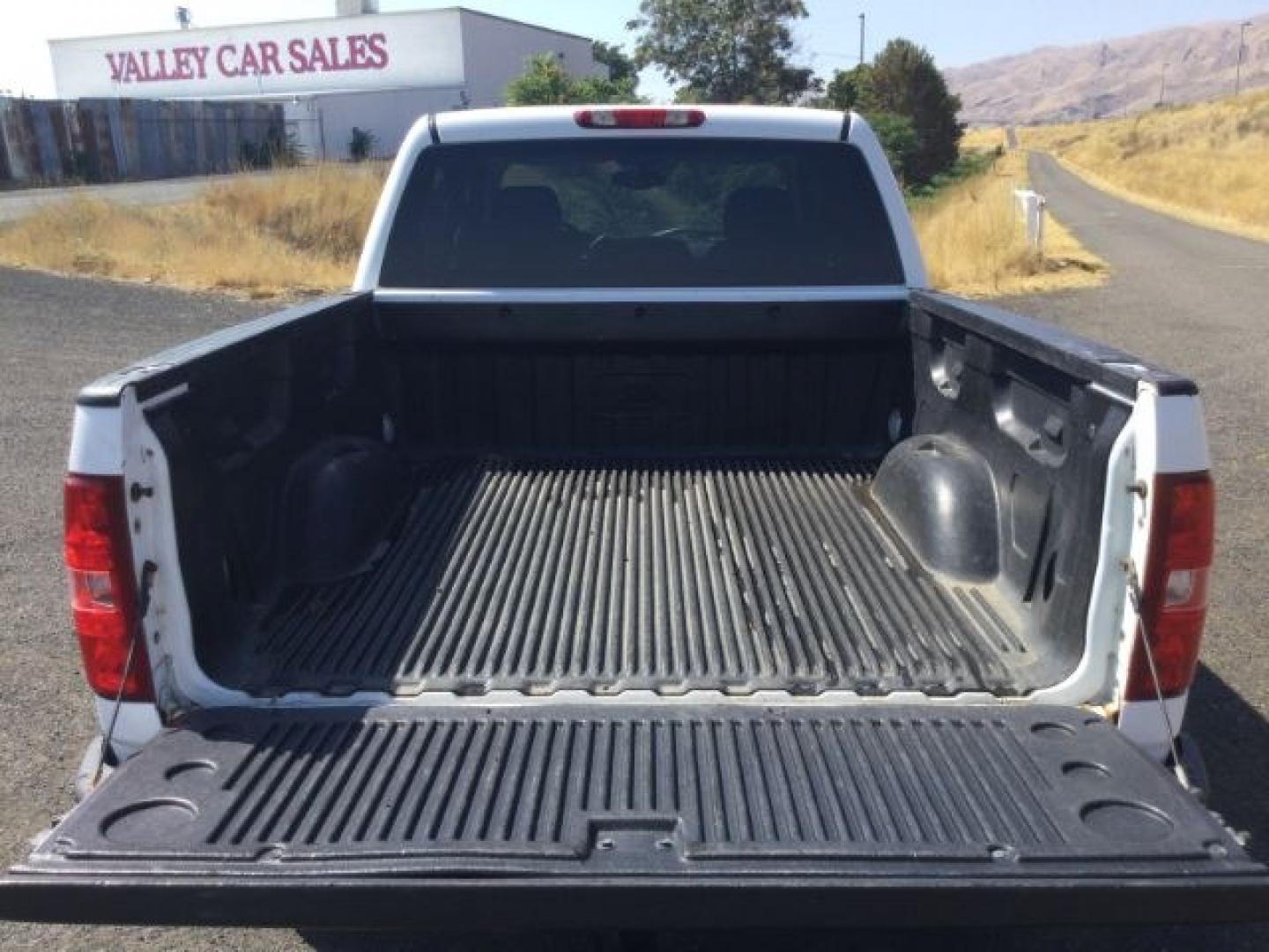 2008 Summit White /Black Cloth Chevrolet Silverado 1500 LT1 Crew Cab 4WD (2GCEK133981) with an 5.3L V8 OHV 16V FFV engine, 4-Speed Automatic transmission, located at 1801 Main Street, Lewiston, 83501, (208) 743-9371, 46.417065, -117.004799- Photo#9