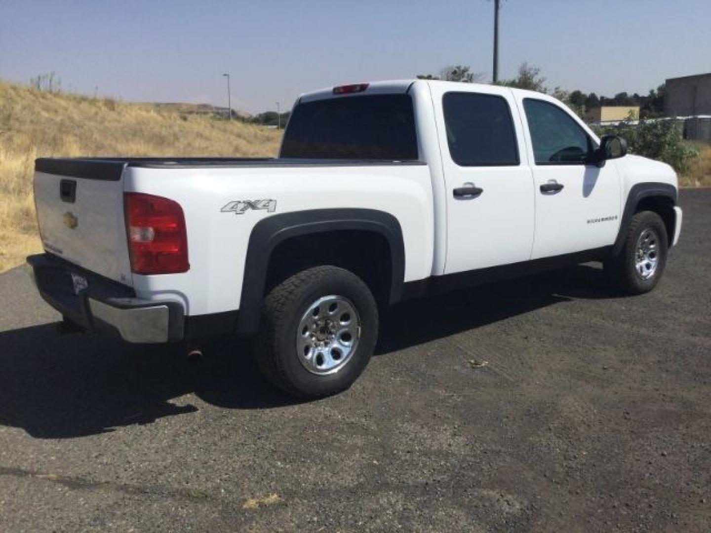 2008 Summit White /Black Cloth Chevrolet Silverado 1500 LT1 Crew Cab 4WD (2GCEK133981) with an 5.3L V8 OHV 16V FFV engine, 4-Speed Automatic transmission, located at 1801 Main Street, Lewiston, 83501, (208) 743-9371, 46.417065, -117.004799- Photo#13