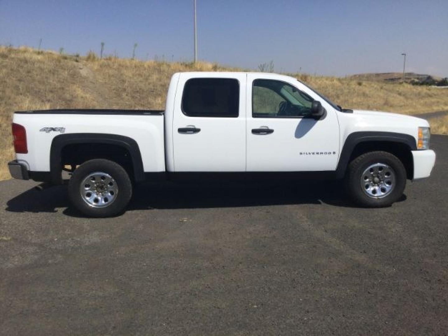 2008 Summit White /Black Cloth Chevrolet Silverado 1500 LT1 Crew Cab 4WD (2GCEK133981) with an 5.3L V8 OHV 16V FFV engine, 4-Speed Automatic transmission, located at 1801 Main Street, Lewiston, 83501, (208) 743-9371, 46.417065, -117.004799- Photo#14