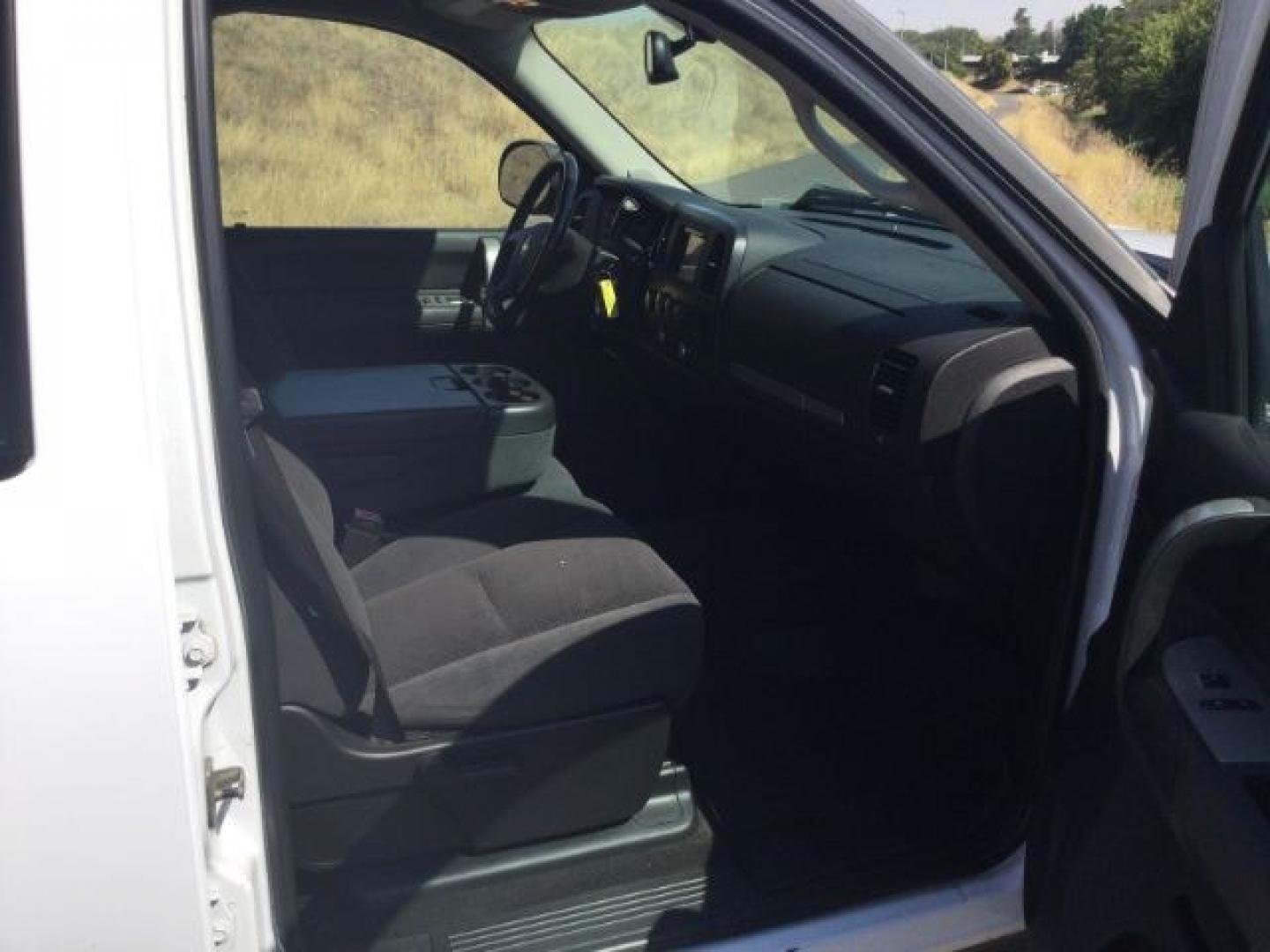 2008 Summit White /Black Cloth Chevrolet Silverado 1500 LT1 Crew Cab 4WD (2GCEK133981) with an 5.3L V8 OHV 16V FFV engine, 4-Speed Automatic transmission, located at 1801 Main Street, Lewiston, 83501, (208) 743-9371, 46.417065, -117.004799- Photo#16