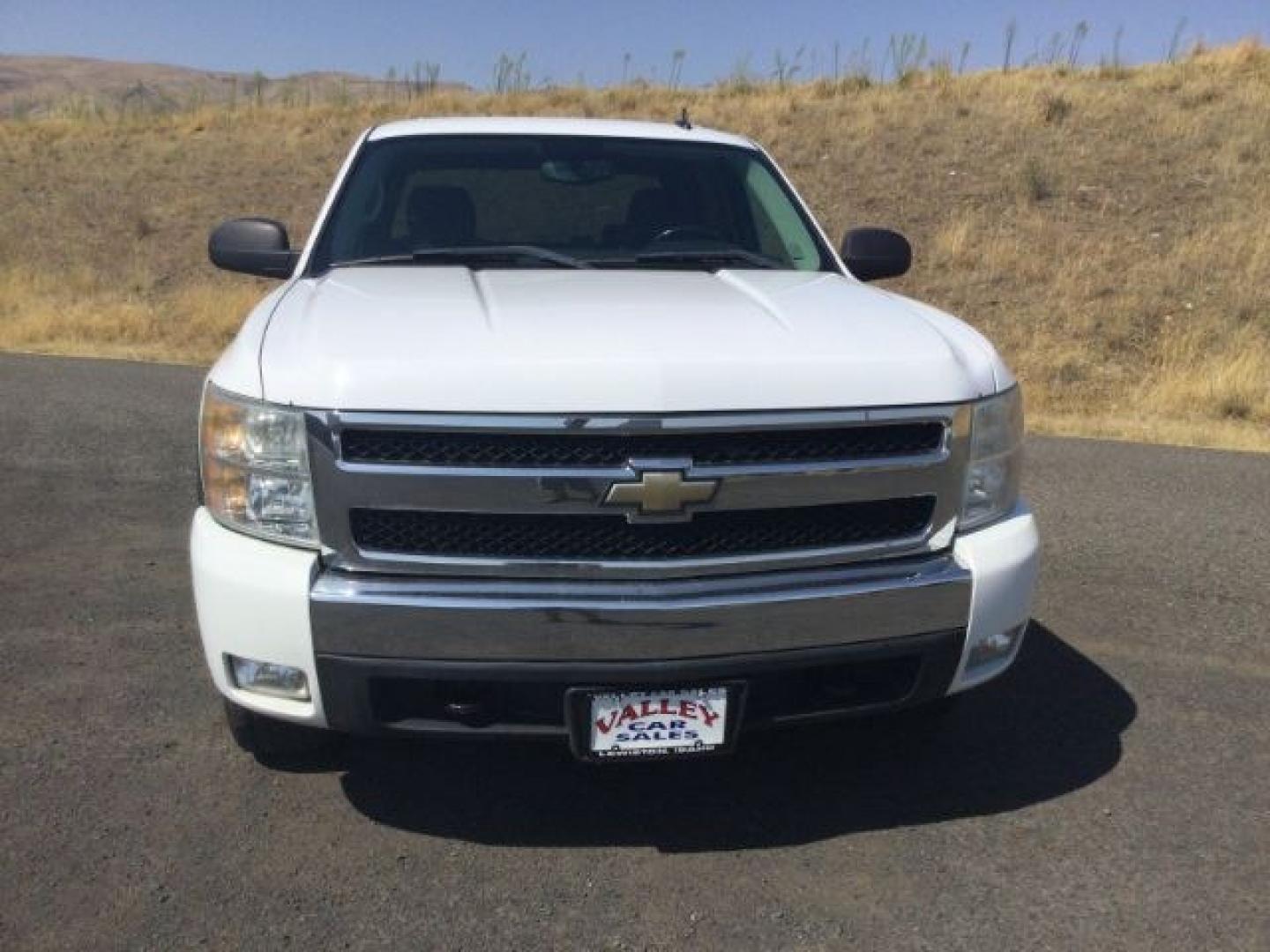 2008 Summit White /Black Cloth Chevrolet Silverado 1500 LT1 Crew Cab 4WD (2GCEK133981) with an 5.3L V8 OHV 16V FFV engine, 4-Speed Automatic transmission, located at 1801 Main Street, Lewiston, 83501, (208) 743-9371, 46.417065, -117.004799- Photo#18