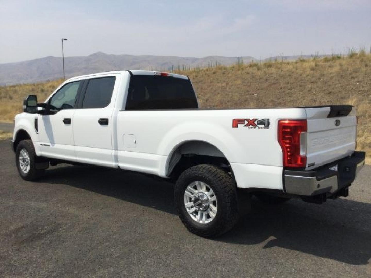 2019 Oxford White /Medium Earth Gray Ford F-350 XLT (1FT8W3BT7KE) with an Powerstroke 6.7L V-8 diesel direct injection engine, 6-Speed Automatic transmission, located at 1801 Main Street, Lewiston, 83501, (208) 743-9371, 46.417065, -117.004799- Photo#9
