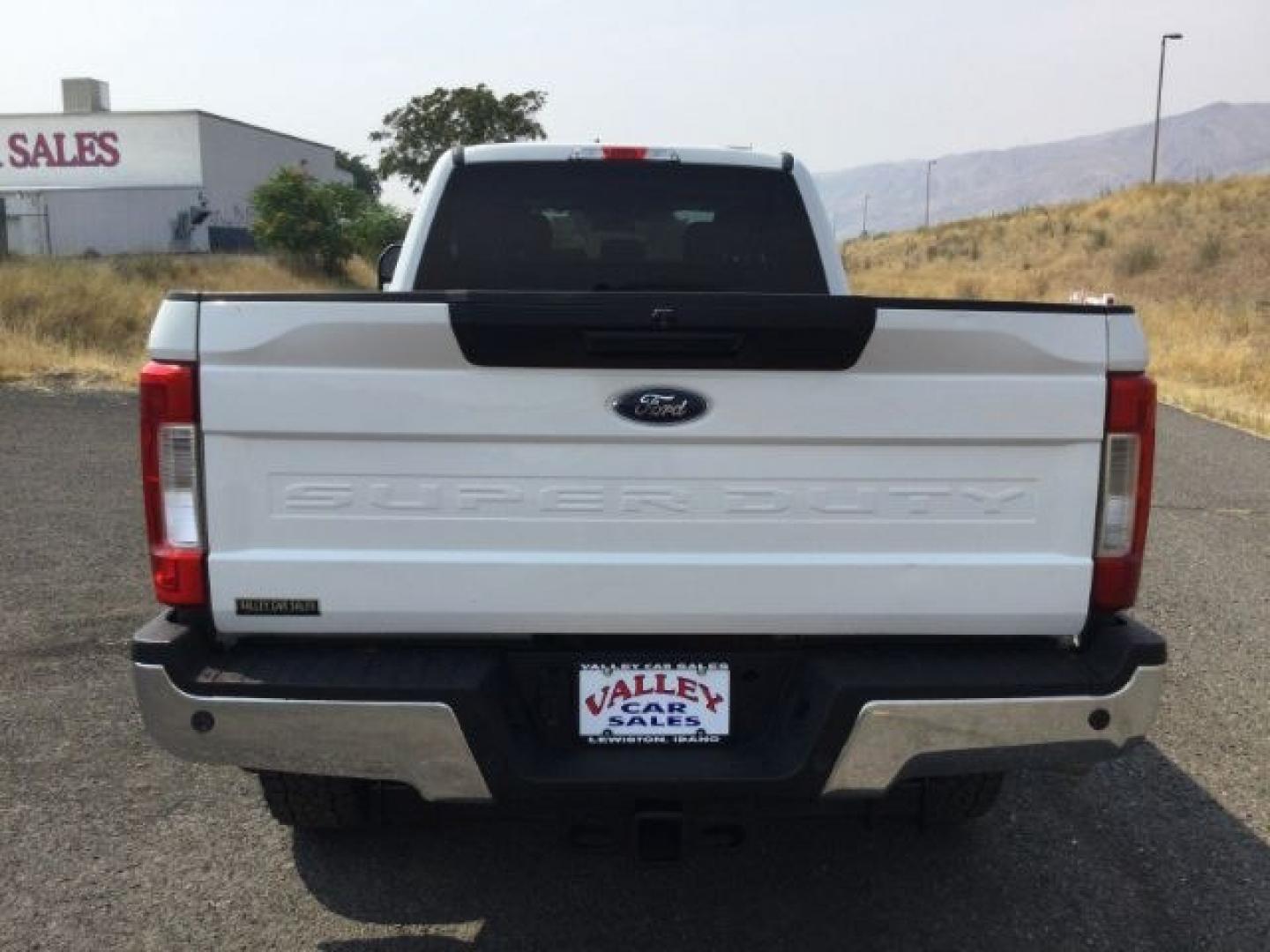 2019 Oxford White /Medium Earth Gray Ford F-350 XLT (1FT8W3BT7KE) with an Powerstroke 6.7L V-8 diesel direct injection engine, 6-Speed Automatic transmission, located at 1801 Main Street, Lewiston, 83501, (208) 743-9371, 46.417065, -117.004799- Photo#10