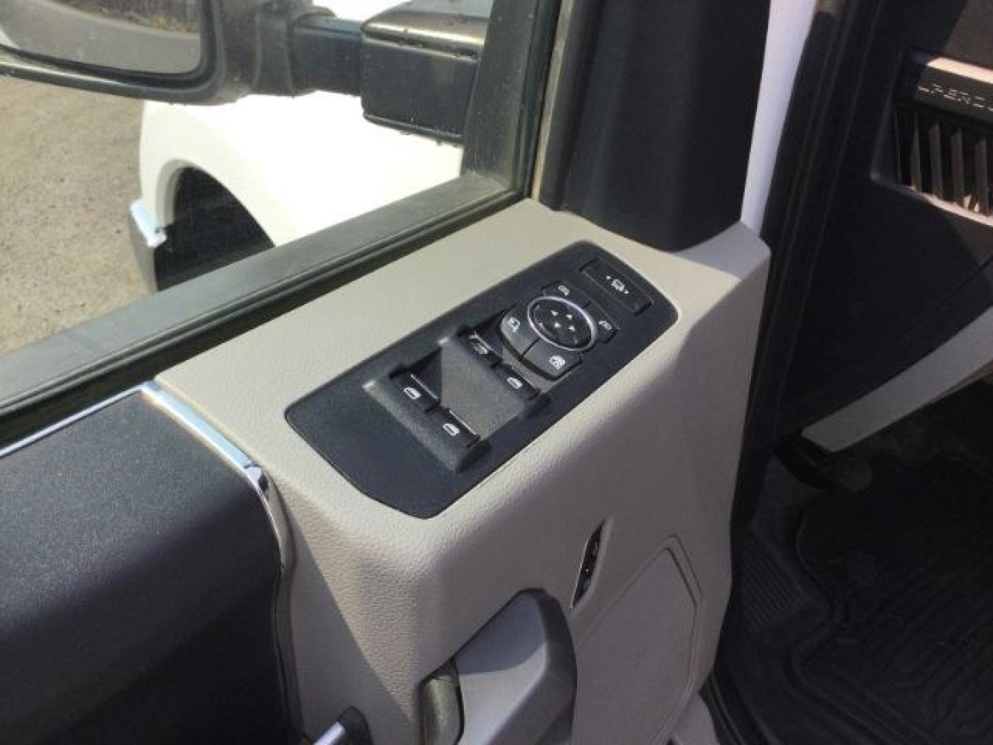 2019 Oxford White /Medium Earth Gray Ford F-350 XLT (1FT8W3BT7KE) with an Powerstroke 6.7L V-8 diesel direct injection engine, 6-Speed Automatic transmission, located at 1801 Main Street, Lewiston, 83501, (208) 743-9371, 46.417065, -117.004799- Photo#13