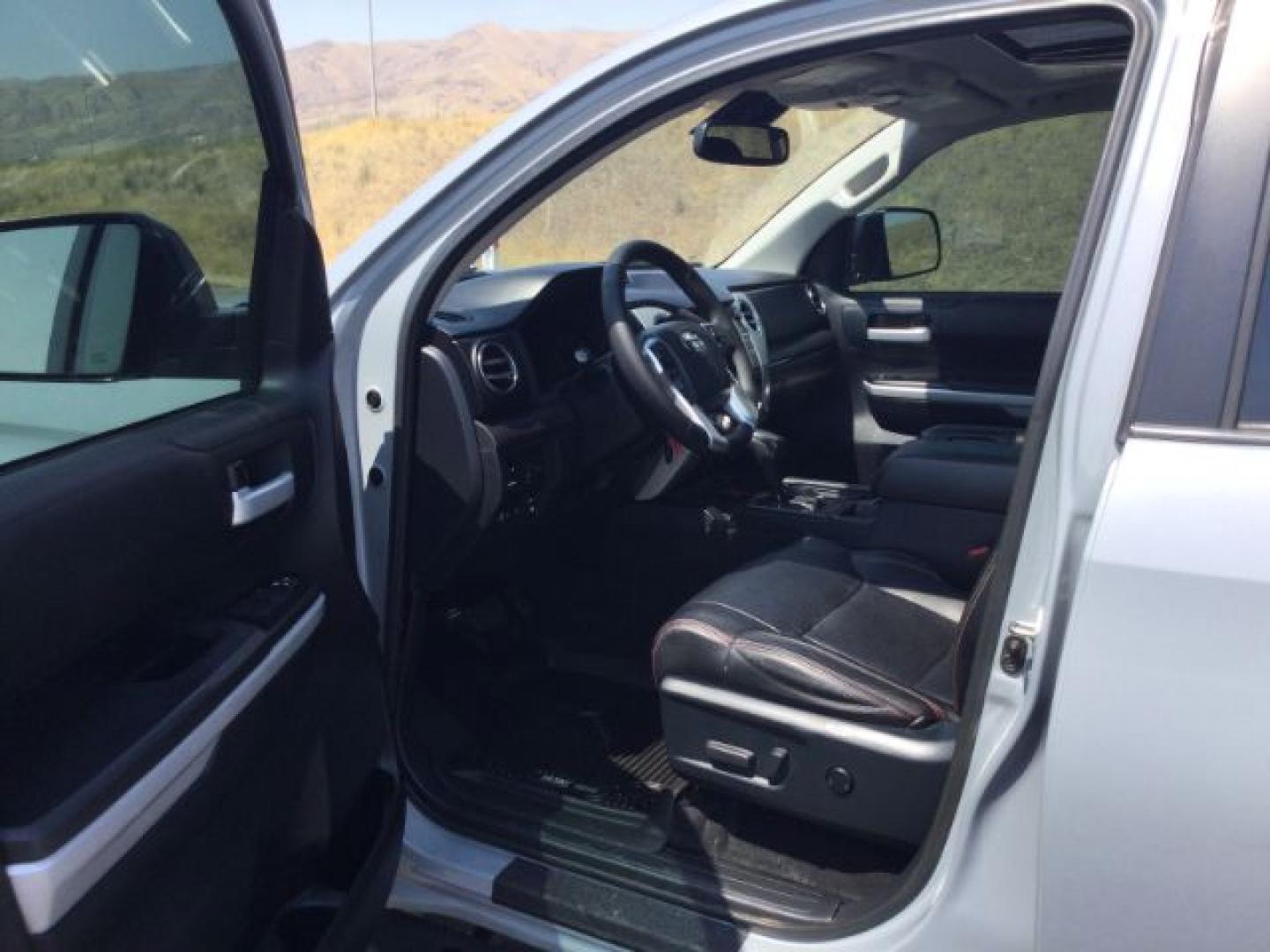 2018 CEMENT GRAY /Black/Gray Cloth Toyota Tundra SR5 PLUS 5.7L V8 (5TFDY5F11JX) with an I-FORCE 5.7L V-8 DOHC engine, 6-Speed Automatic transmission, located at 1801 Main Street, Lewiston, 83501, (208) 743-9371, 46.417065, -117.004799- Photo#5