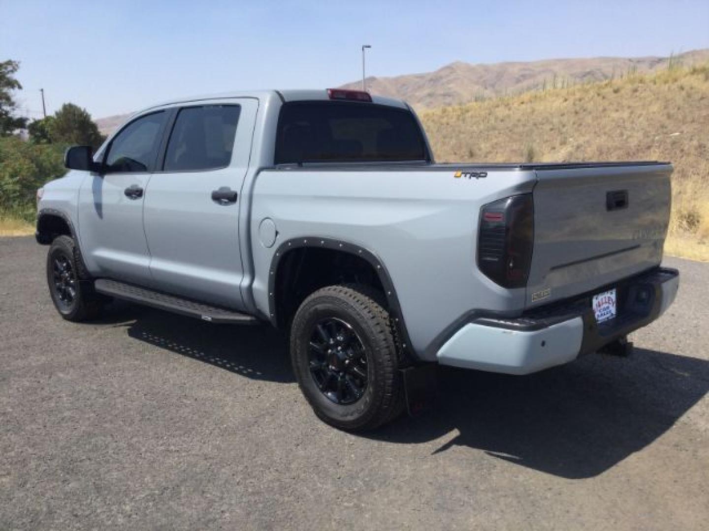 2018 CEMENT GRAY /Black/Gray Cloth Toyota Tundra SR5 PLUS 5.7L V8 (5TFDY5F11JX) with an I-FORCE 5.7L V-8 DOHC engine, 6-Speed Automatic transmission, located at 1801 Main Street, Lewiston, 83501, (208) 743-9371, 46.417065, -117.004799- Photo#7