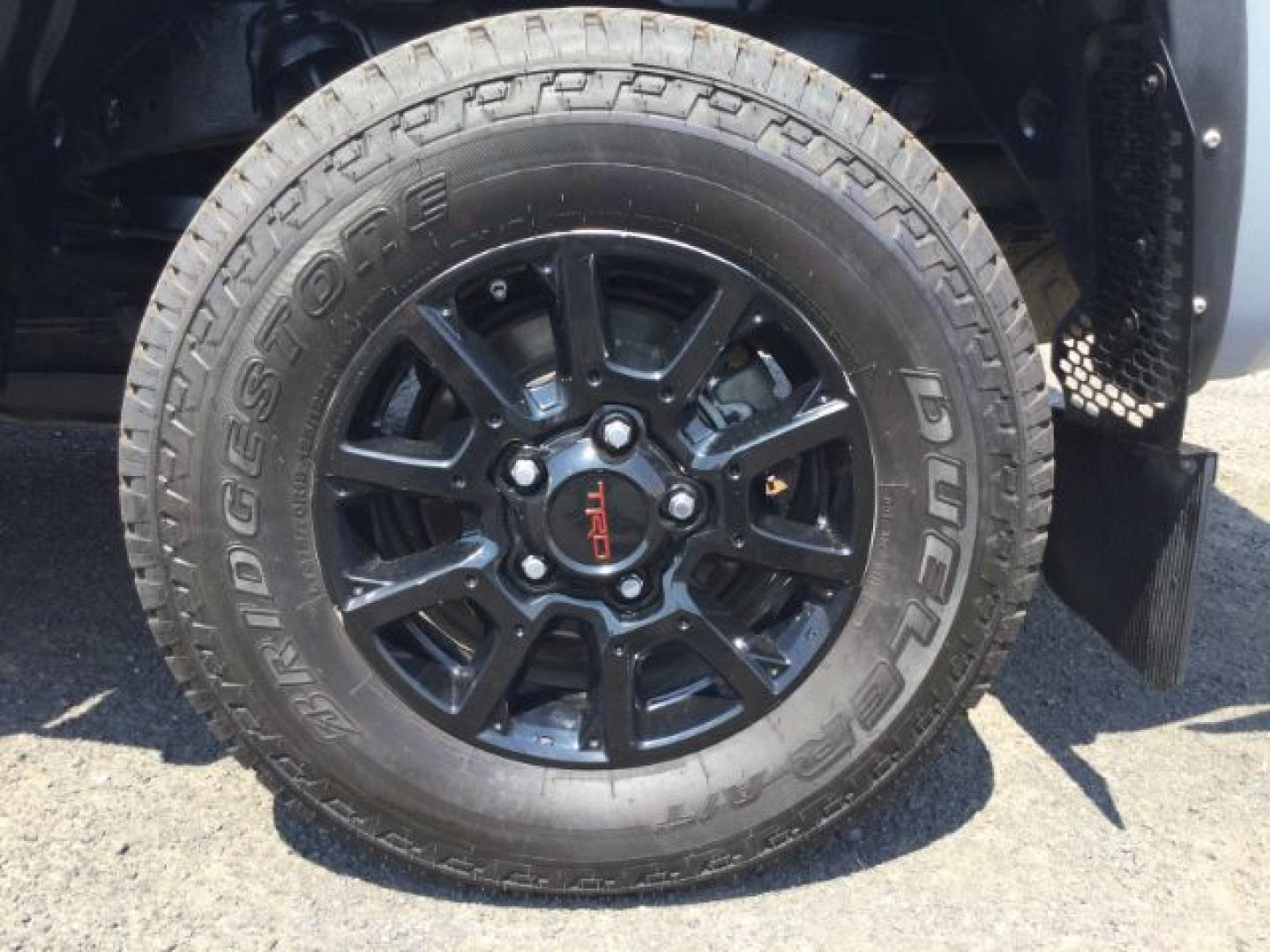 2018 CEMENT GRAY /Black/Gray Cloth Toyota Tundra SR5 PLUS 5.7L V8 (5TFDY5F11JX) with an I-FORCE 5.7L V-8 DOHC engine, 6-Speed Automatic transmission, located at 1801 Main Street, Lewiston, 83501, (208) 743-9371, 46.417065, -117.004799- Photo#9