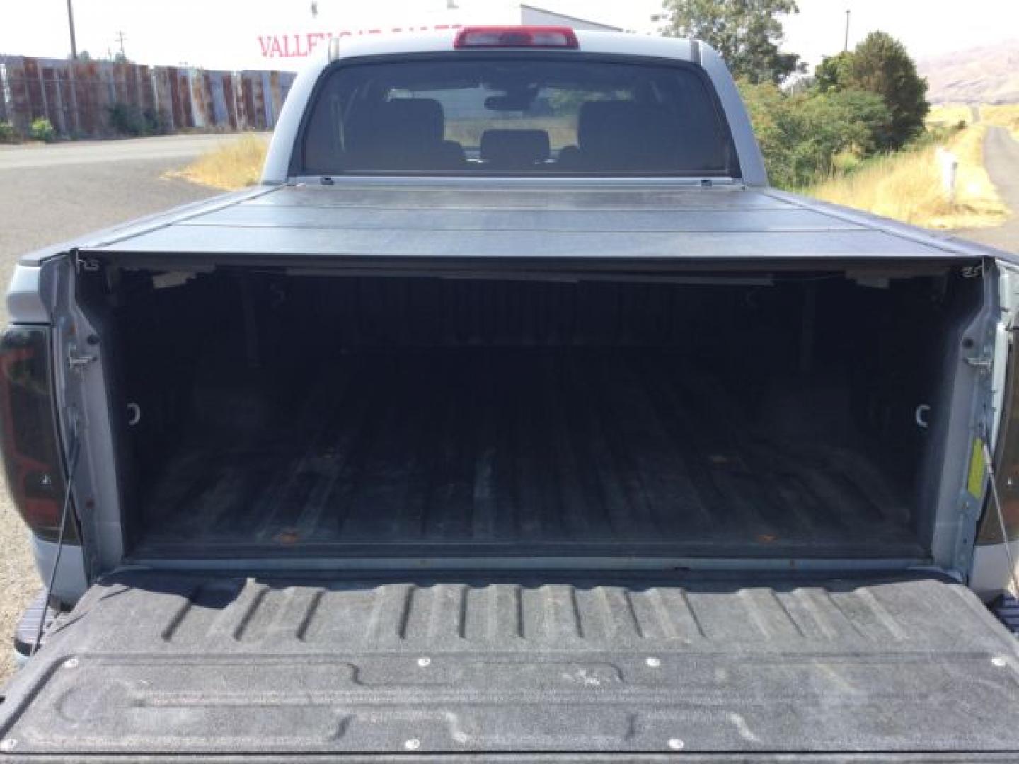 2018 CEMENT GRAY /Black/Gray Cloth Toyota Tundra SR5 PLUS 5.7L V8 (5TFDY5F11JX) with an I-FORCE 5.7L V-8 DOHC engine, 6-Speed Automatic transmission, located at 1801 Main Street, Lewiston, 83501, (208) 743-9371, 46.417065, -117.004799- Photo#10