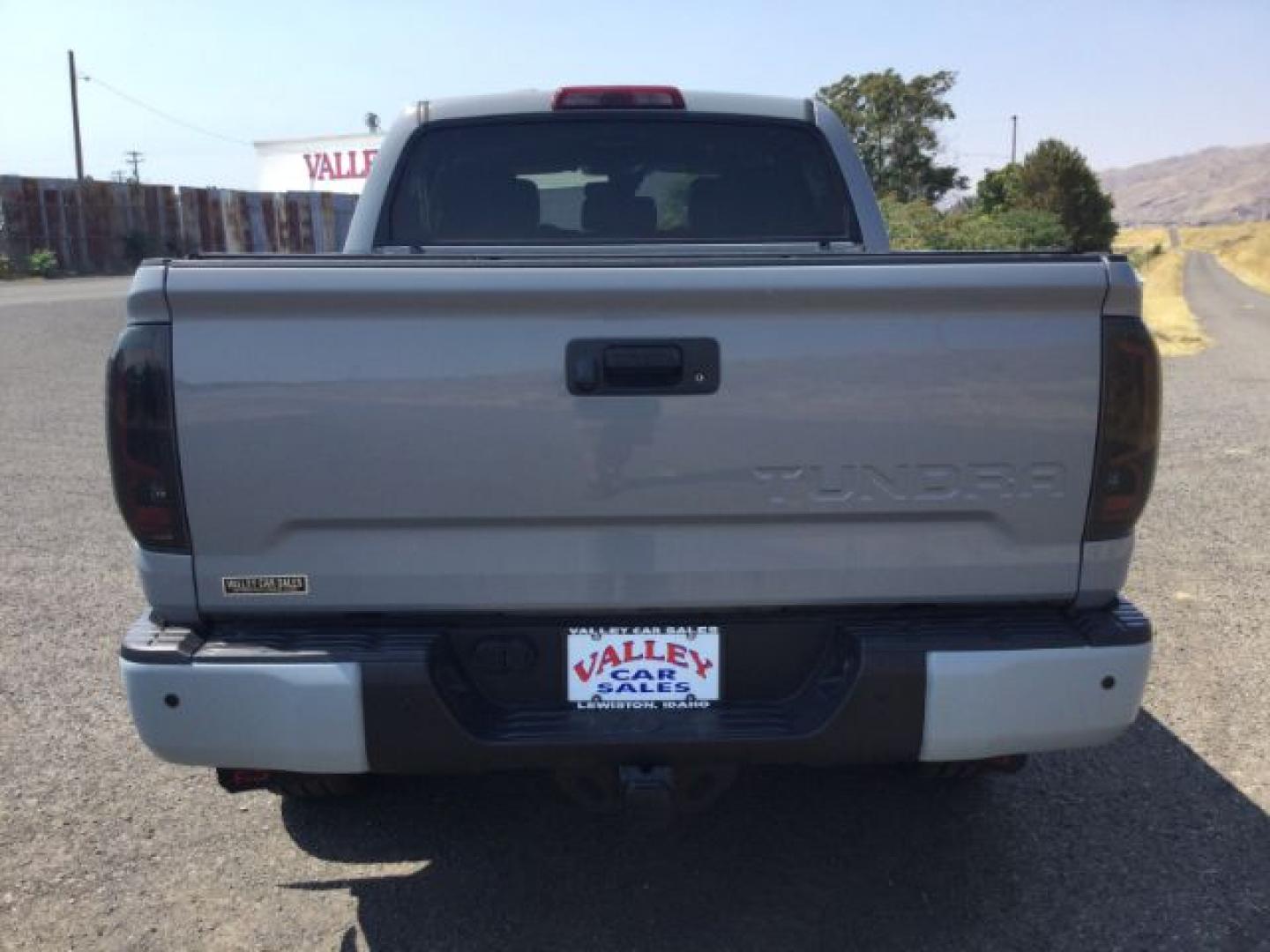 2018 CEMENT GRAY /Black/Gray Cloth Toyota Tundra SR5 PLUS 5.7L V8 (5TFDY5F11JX) with an I-FORCE 5.7L V-8 DOHC engine, 6-Speed Automatic transmission, located at 1801 Main Street, Lewiston, 83501, (208) 743-9371, 46.417065, -117.004799- Photo#11