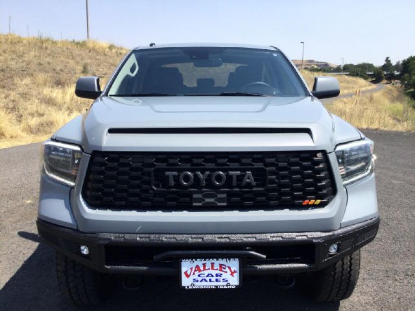 2018 CEMENT GRAY /Black/Gray Cloth Toyota Tundra SR5 PLUS 5.7L V8 (5TFDY5F11JX) with an I-FORCE 5.7L V-8 DOHC engine, 6-Speed Automatic transmission, located at 1801 Main Street, Lewiston, 83501, (208) 743-9371, 46.417065, -117.004799- Photo#13
