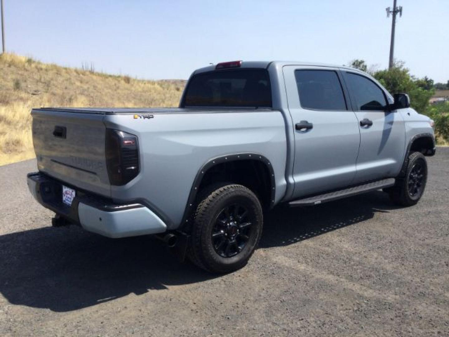 2018 CEMENT GRAY /Black/Gray Cloth Toyota Tundra SR5 PLUS 5.7L V8 (5TFDY5F11JX) with an I-FORCE 5.7L V-8 DOHC engine, 6-Speed Automatic transmission, located at 1801 Main Street, Lewiston, 83501, (208) 743-9371, 46.417065, -117.004799- Photo#15
