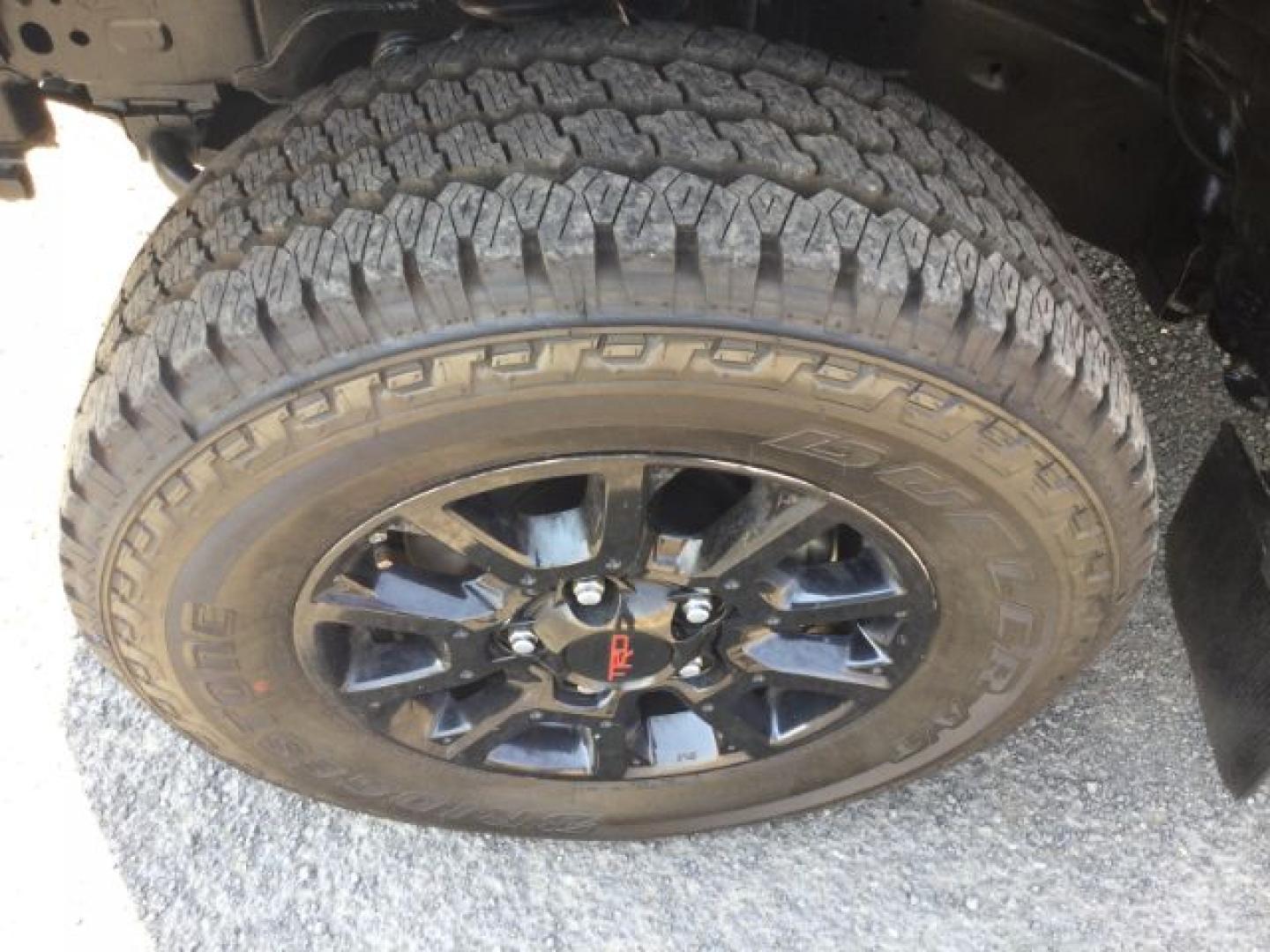 2018 CEMENT GRAY /Black/Gray Cloth Toyota Tundra SR5 PLUS 5.7L V8 (5TFDY5F11JX) with an I-FORCE 5.7L V-8 DOHC engine, 6-Speed Automatic transmission, located at 1801 Main Street, Lewiston, 83501, (208) 743-9371, 46.417065, -117.004799- Photo#20