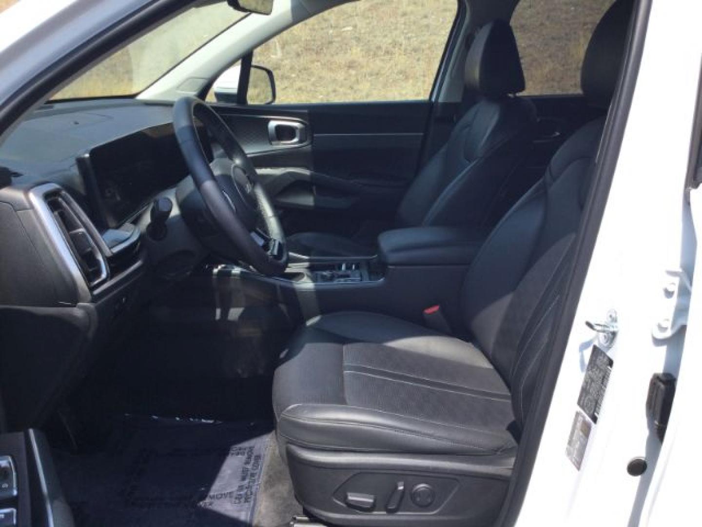 2025 Glacial White Pearl /Black Kia Sorento EX (5XYRHDJF8SG) with an 2.5L I-4 port/direct injection engine, Automatic, 8-Spd Dual-Clutch transmission, located at 1801 Main Street, Lewiston, 83501, (208) 743-9371, 46.417065, -117.004799- Photo#3