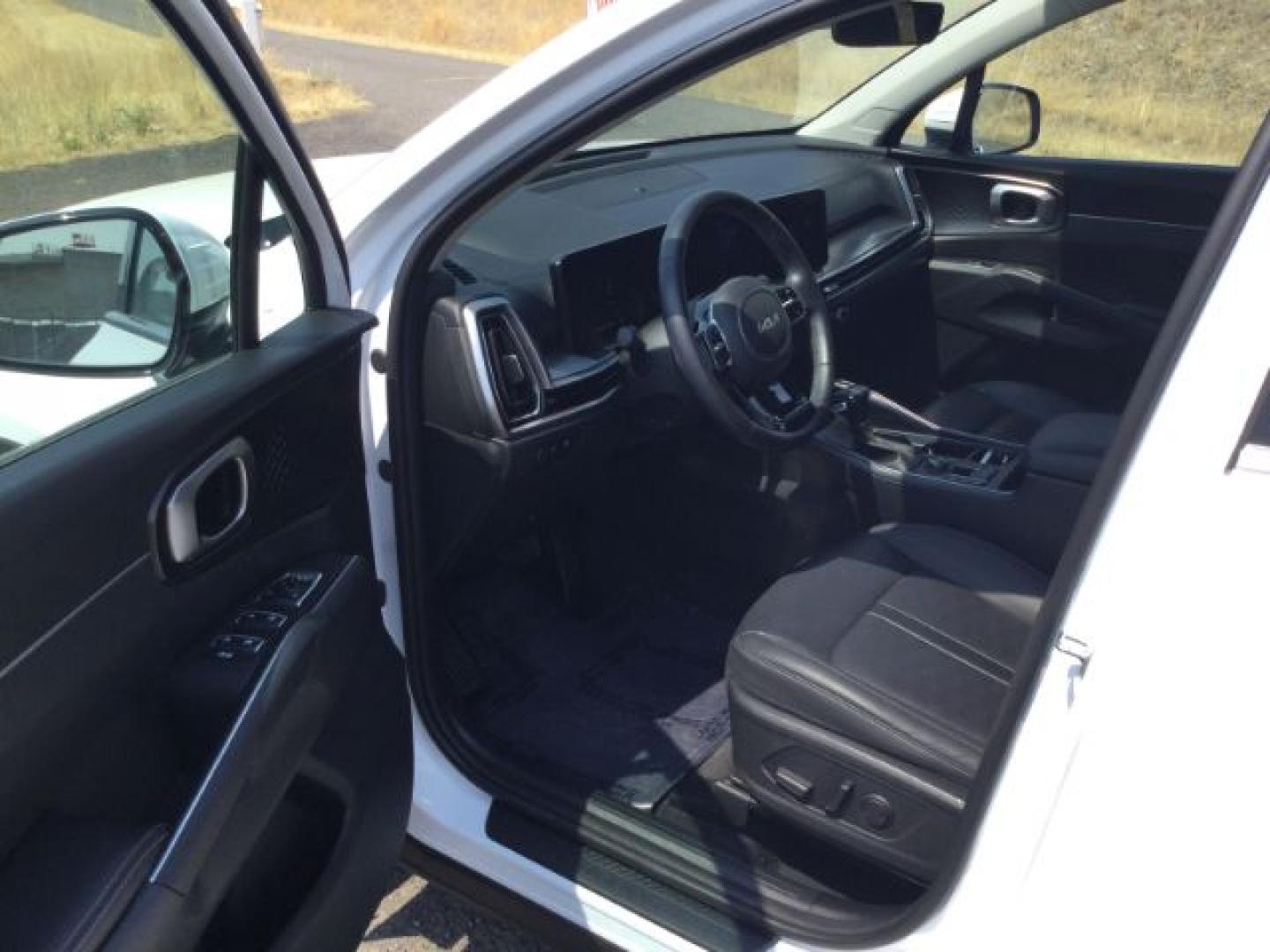 2025 Glacial White Pearl /Black Kia Sorento EX (5XYRHDJF8SG) with an 2.5L I-4 port/direct injection engine, Automatic, 8-Spd Dual-Clutch transmission, located at 1801 Main Street, Lewiston, 83501, (208) 743-9371, 46.417065, -117.004799- Photo#4