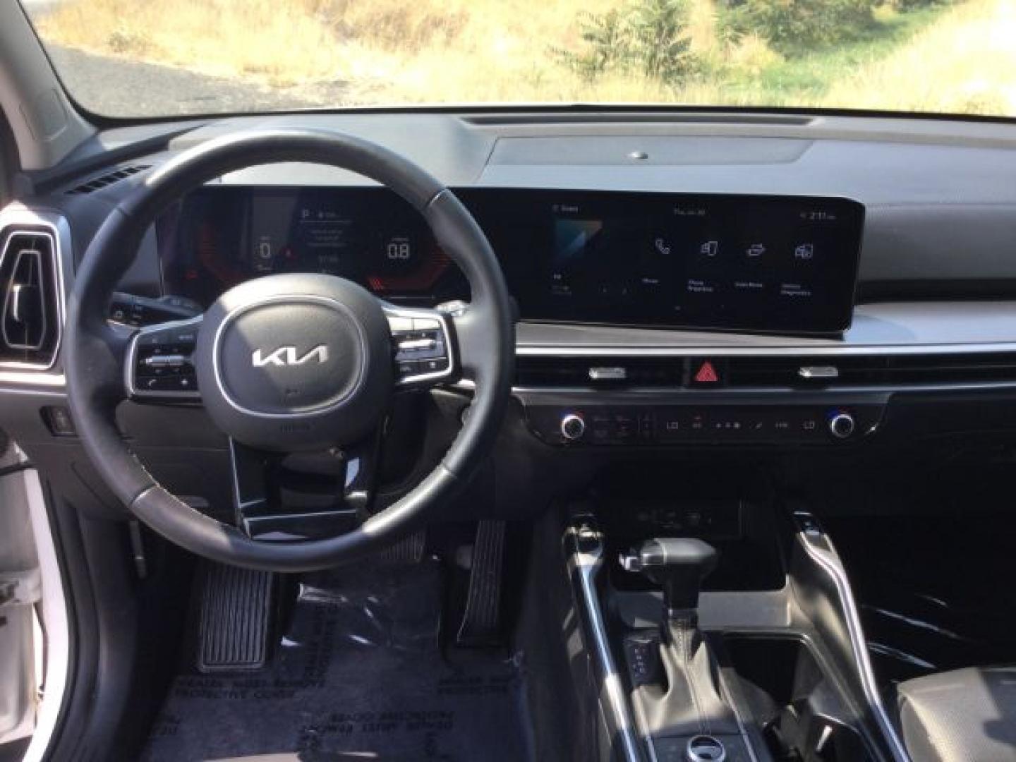 2025 Glacial White Pearl /Black Kia Sorento EX (5XYRHDJF8SG) with an 2.5L I-4 port/direct injection engine, Automatic, 8-Spd Dual-Clutch transmission, located at 1801 Main Street, Lewiston, 83501, (208) 743-9371, 46.417065, -117.004799- Photo#5