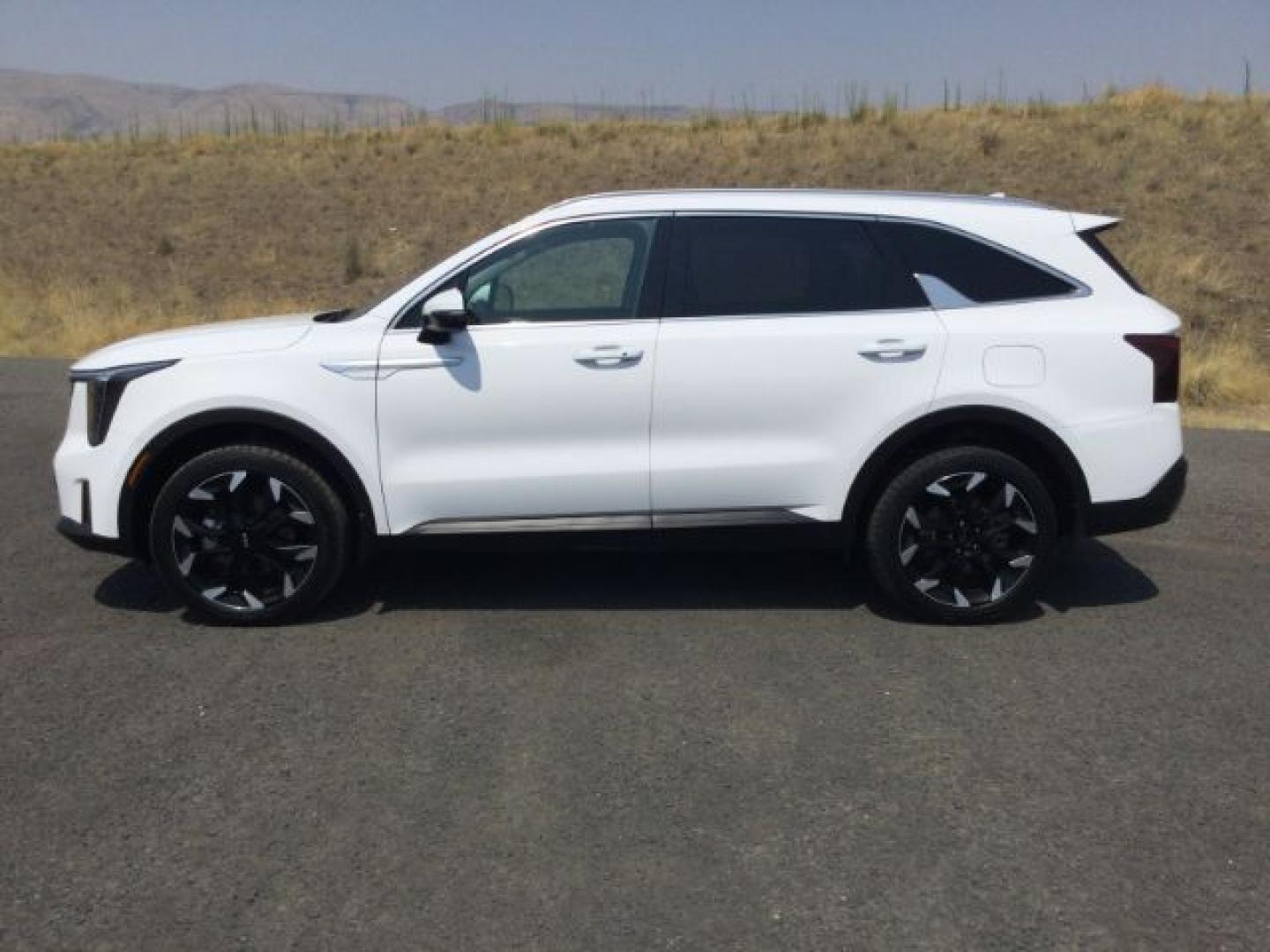 2025 Glacial White Pearl /Black Kia Sorento EX (5XYRHDJF8SG) with an 2.5L I-4 port/direct injection engine, Automatic, 8-Spd Dual-Clutch transmission, located at 1801 Main Street, Lewiston, 83501, (208) 743-9371, 46.417065, -117.004799- Photo#7