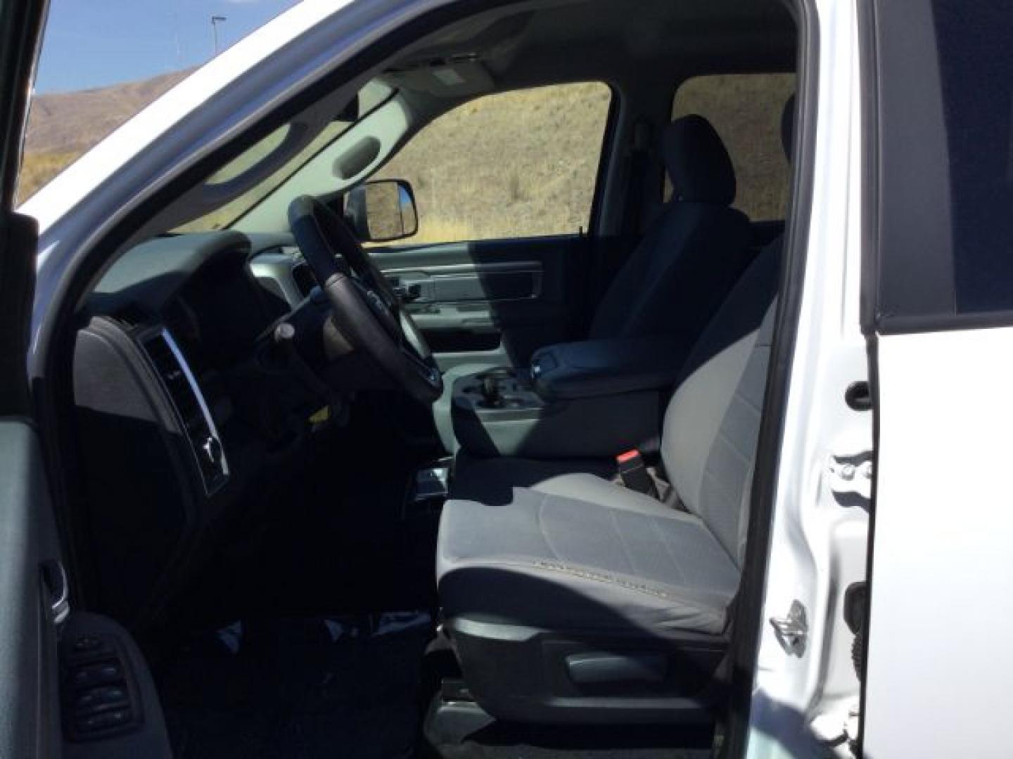 2016 Bright White /Diesel Grey/Black Ram 1500 SLT (1C6RR7LT7GS) with an HEMI 5.7L V-8 variable valve control engine, 8-Speed Automatic transmission, located at 1801 Main Street, Lewiston, 83501, (208) 743-9371, 46.417065, -117.004799- Photo#4