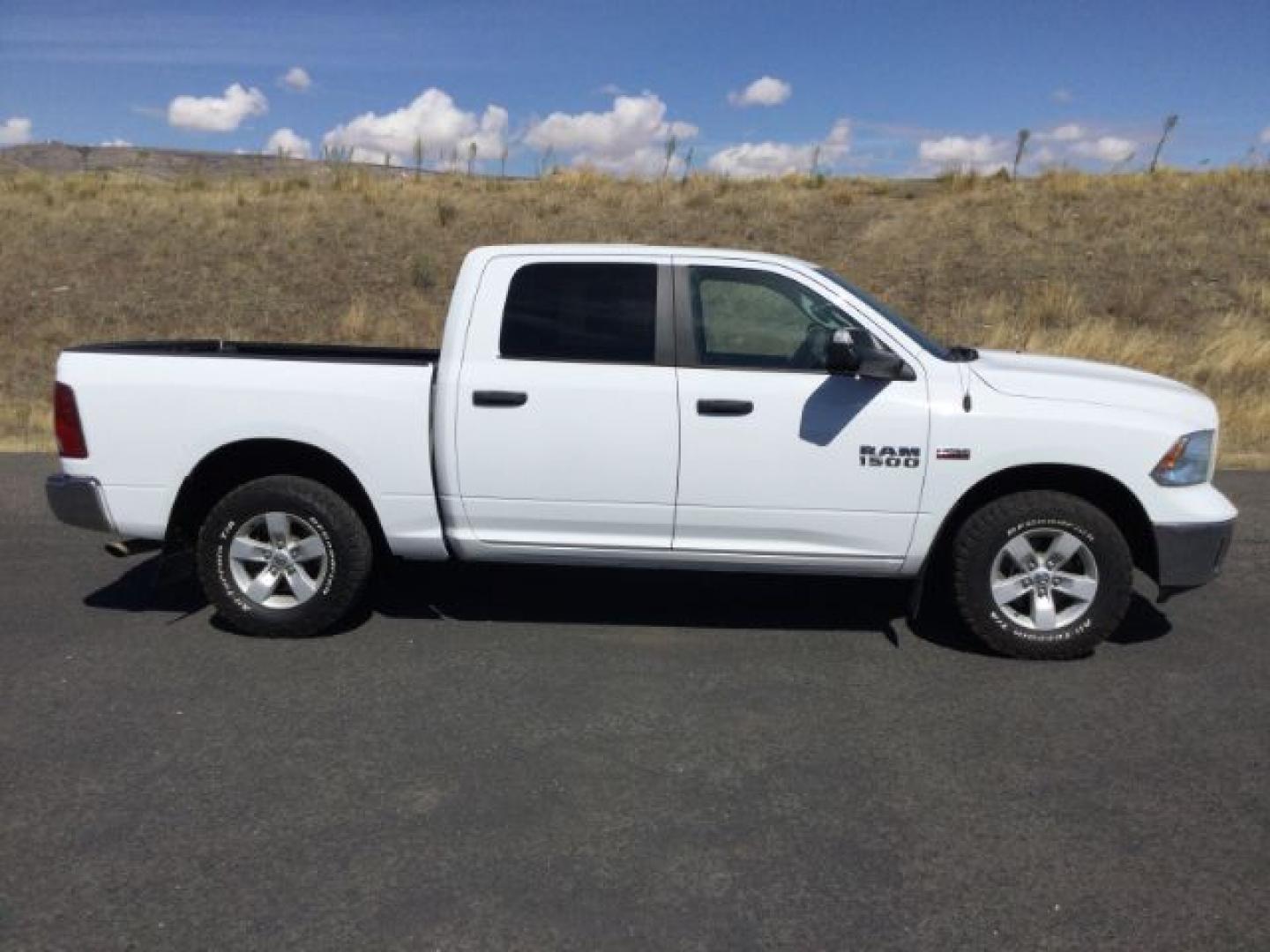 2016 Bright White /Diesel Grey/Black Ram 1500 SLT (1C6RR7LT7GS) with an HEMI 5.7L V-8 variable valve control engine, 8-Speed Automatic transmission, located at 1801 Main Street, Lewiston, 83501, (208) 743-9371, 46.417065, -117.004799- Photo#7