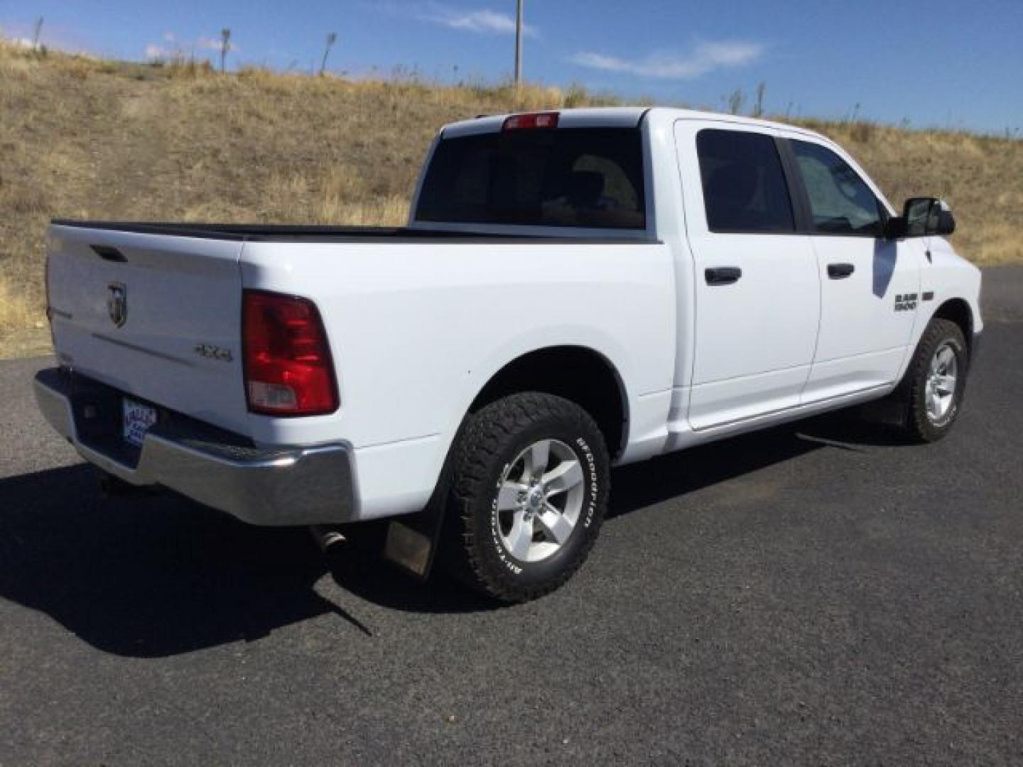 2016 Bright White /Diesel Grey/Black Ram 1500 SLT (1C6RR7LT7GS) with an HEMI 5.7L V-8 variable valve control engine, 8-Speed Automatic transmission, located at 1801 Main Street, Lewiston, 83501, (208) 743-9371, 46.417065, -117.004799- Photo#8