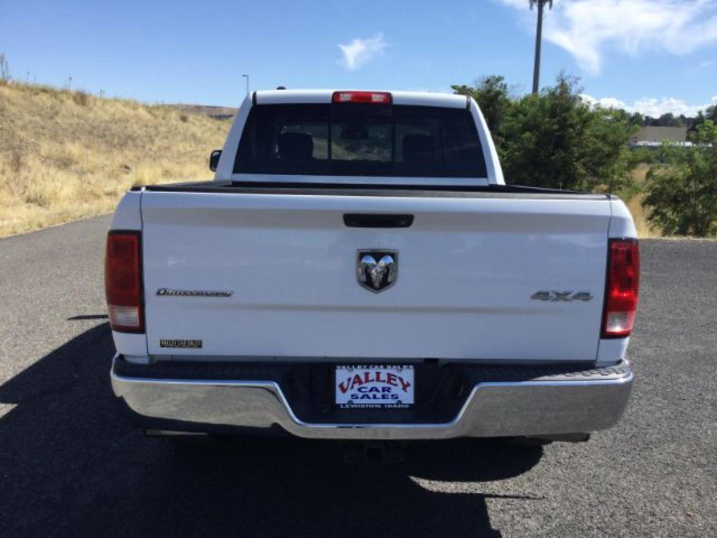 2016 Bright White /Diesel Grey/Black Ram 1500 SLT (1C6RR7LT7GS) with an HEMI 5.7L V-8 variable valve control engine, 8-Speed Automatic transmission, located at 1801 Main Street, Lewiston, 83501, (208) 743-9371, 46.417065, -117.004799- Photo#9