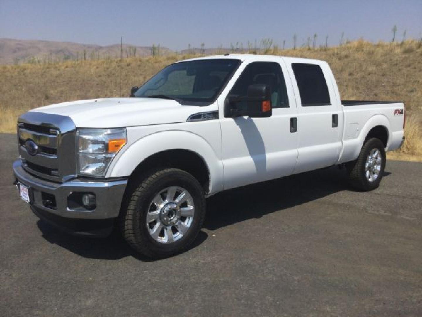 2015 Oxford White /Light Gray Leather Ford F-250 Crew Cab XLT 4x4 FX4 (1FT7W2B69FE) with an 6.2L V8 engine, 6-Speed Automatic transmission, located at 1801 Main Street, Lewiston, 83501, (208) 743-9371, 46.417065, -117.004799- Photo#1