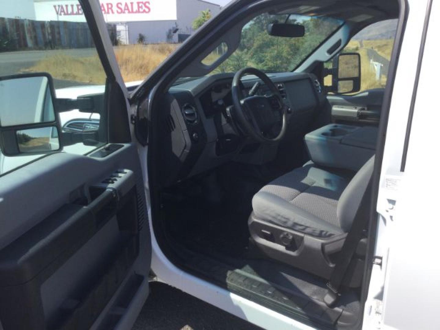2015 Oxford White /Light Gray Leather Ford F-250 Crew Cab XLT 4x4 FX4 (1FT7W2B69FE) with an 6.2L V8 engine, 6-Speed Automatic transmission, located at 1801 Main Street, Lewiston, 83501, (208) 743-9371, 46.417065, -117.004799- Photo#4