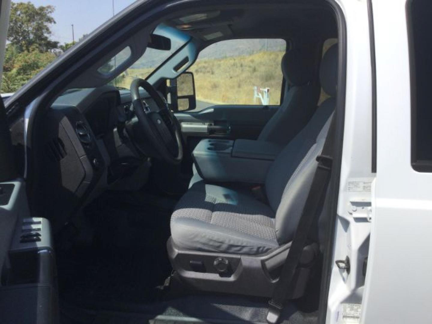 2015 Oxford White /Light Gray Leather Ford F-250 Crew Cab XLT 4x4 FX4 (1FT7W2B69FE) with an 6.2L V8 engine, 6-Speed Automatic transmission, located at 1801 Main Street, Lewiston, 83501, (208) 743-9371, 46.417065, -117.004799- Photo#5