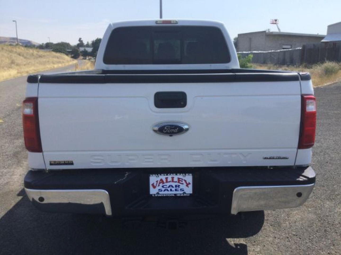 2015 Oxford White /Light Gray Leather Ford F-250 Crew Cab XLT 4x4 FX4 (1FT7W2B69FE) with an 6.2L V8 engine, 6-Speed Automatic transmission, located at 1801 Main Street, Lewiston, 83501, (208) 743-9371, 46.417065, -117.004799- Photo#7