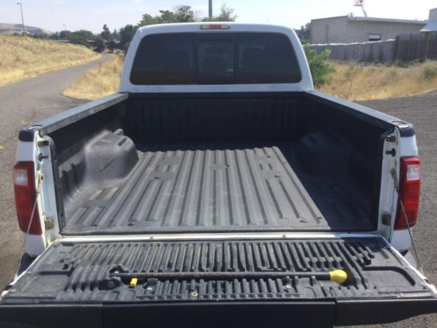 2015 Oxford White /Light Gray Leather Ford F-250 Crew Cab XLT 4x4 FX4 (1FT7W2B69FE) with an 6.2L V8 engine, 6-Speed Automatic transmission, located at 1801 Main Street, Lewiston, 83501, (208) 743-9371, 46.417065, -117.004799- Photo#8