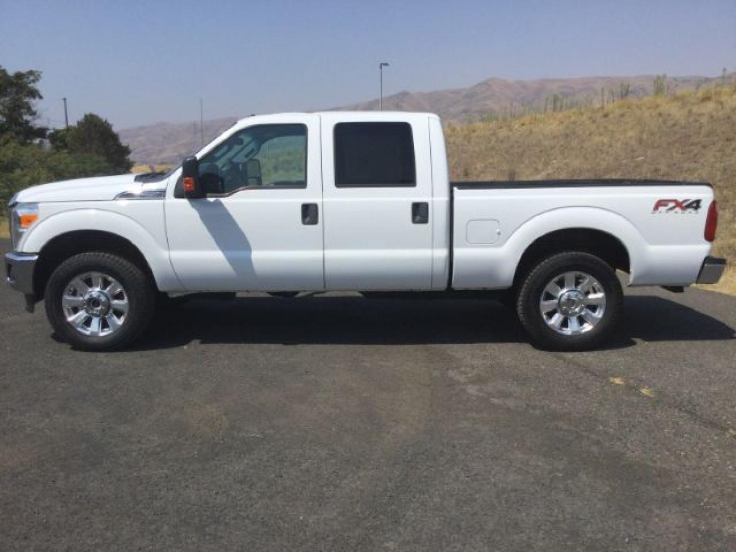 2015 Oxford White /Light Gray Leather Ford F-250 Crew Cab XLT 4x4 FX4 (1FT7W2B69FE) with an 6.2L V8 engine, 6-Speed Automatic transmission, located at 1801 Main Street, Lewiston, 83501, (208) 743-9371, 46.417065, -117.004799- Photo#17